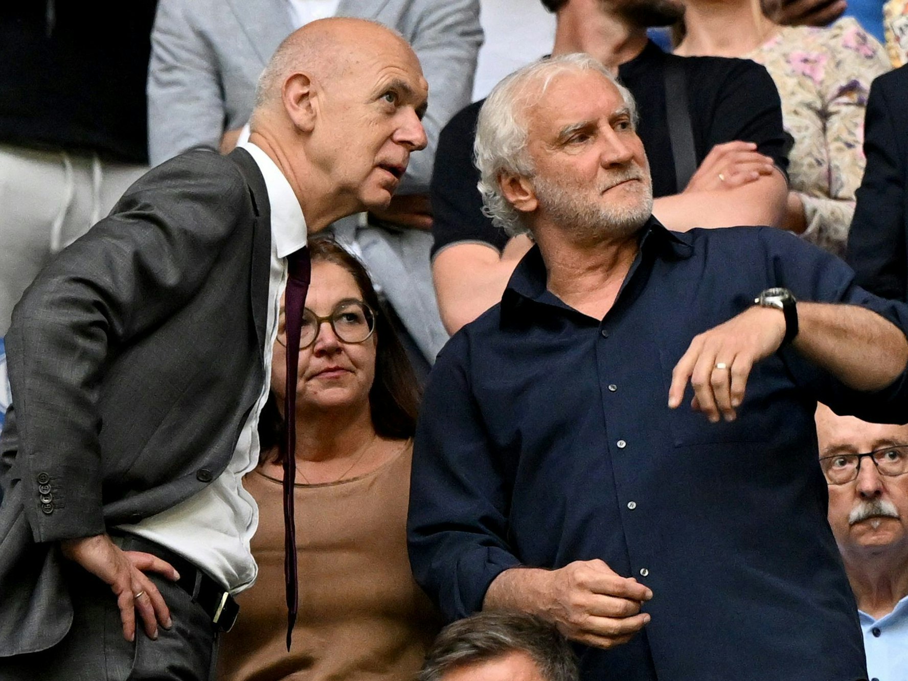 Rudi Völler, Direktor der deutschen A-Nationalmannschaft der Männer (r) und DFB-Präsident Bernd Neuendorf stehen auf der Tribüne nebeneinander.