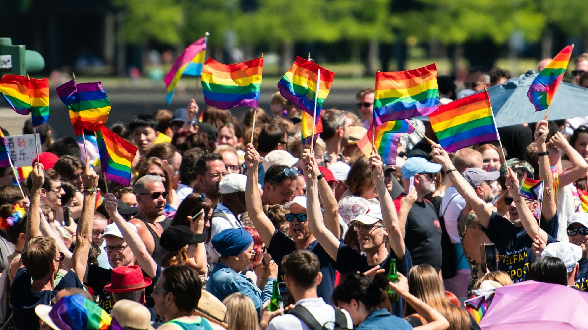 Teilnehmende des CSD ziehen durch Köln