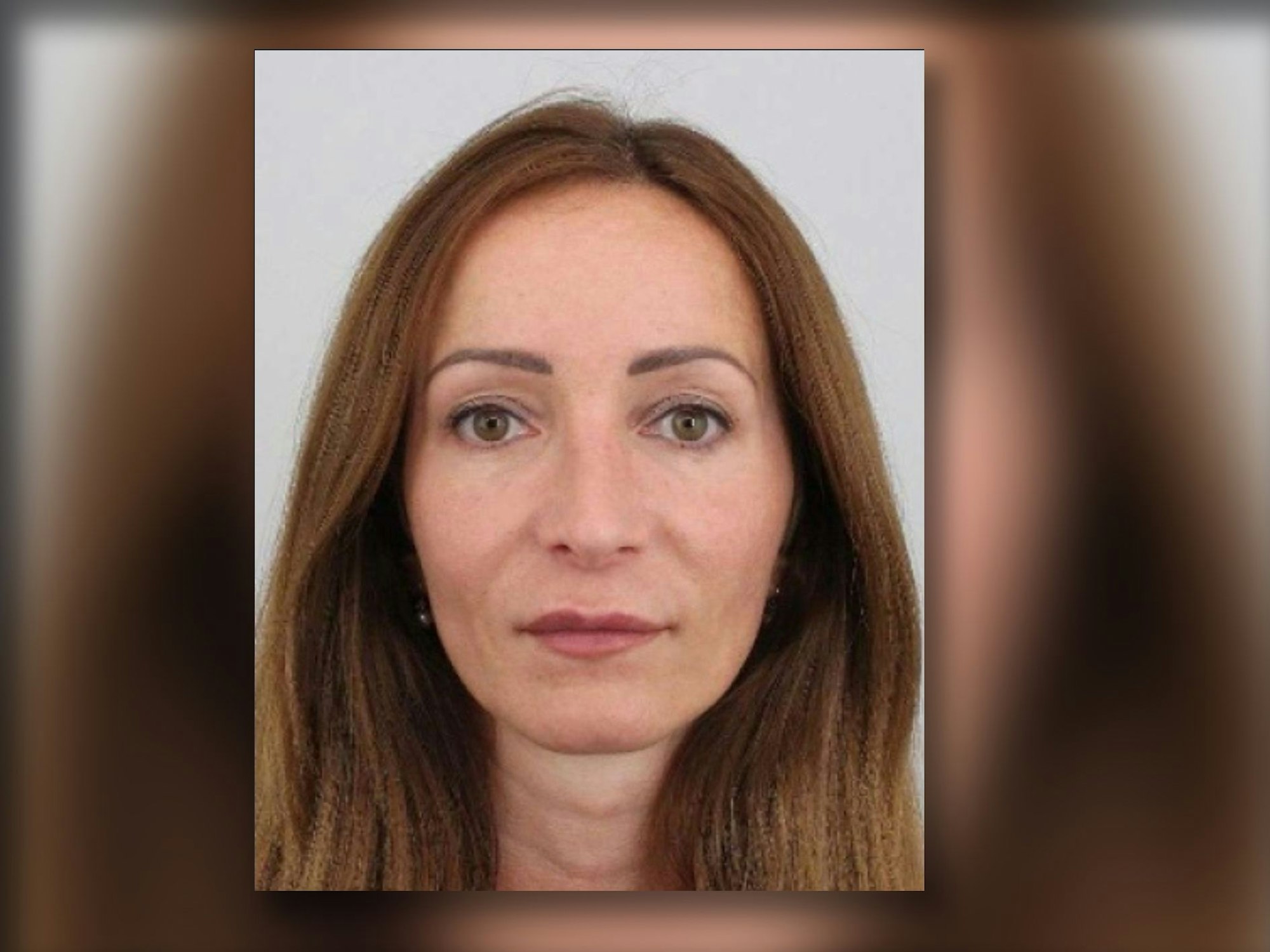 Die Blumenhändlerin Eva Zamecnikova wird von Europol international gesucht: Sie soll einen Profikiller beauftragt haben, ihren Mann zu ermorden.