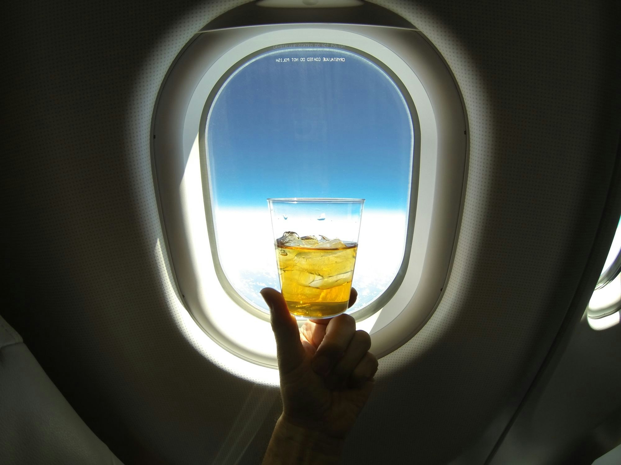 Ein Glas Eistee im Flugzeug.