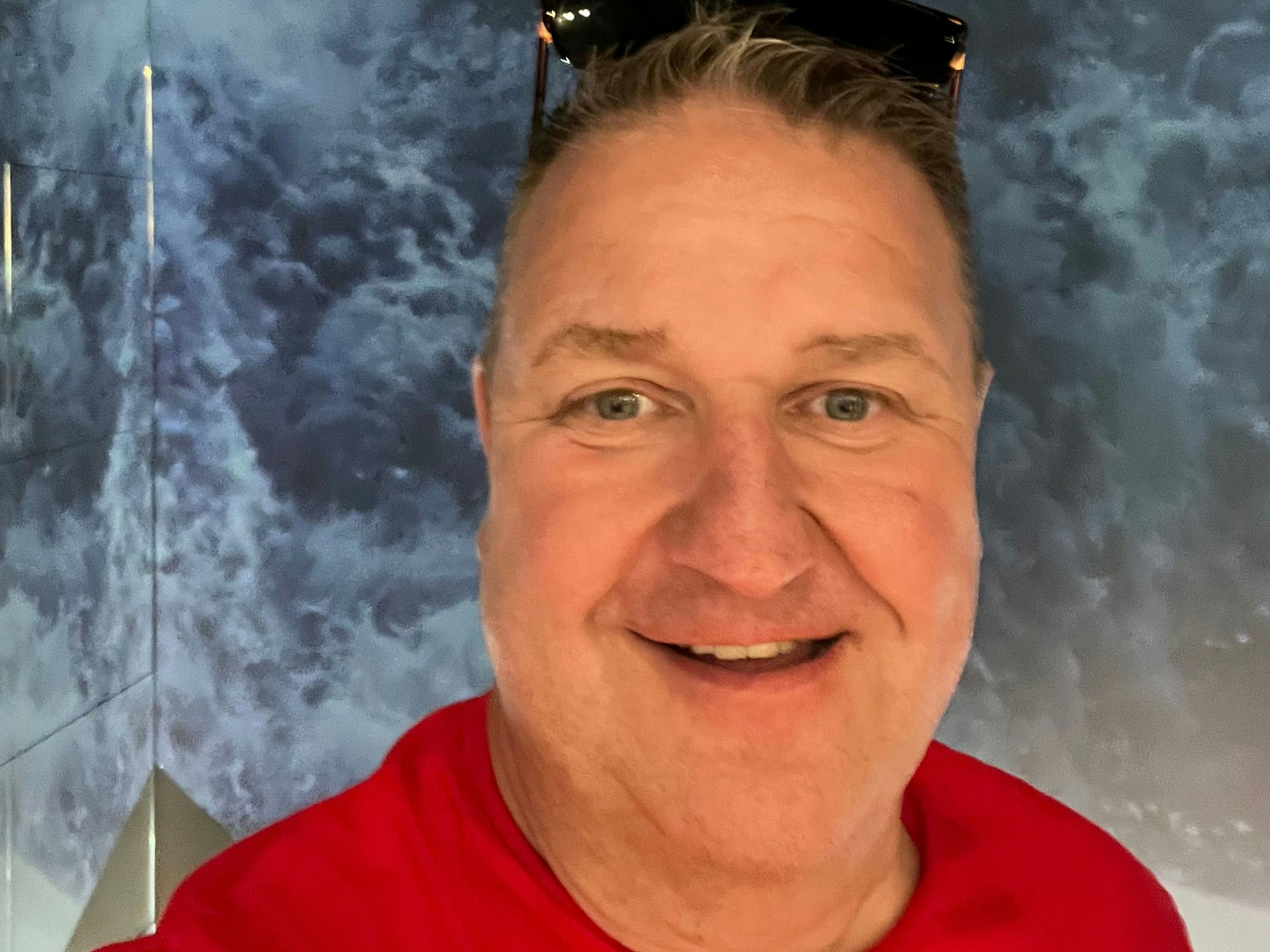 Ein Foto von Dirk von Schledorn. Der Kölner hat Stress mit der Hausverwaltung, weil Regenbogenfahnen an seinem Balkon hängen.