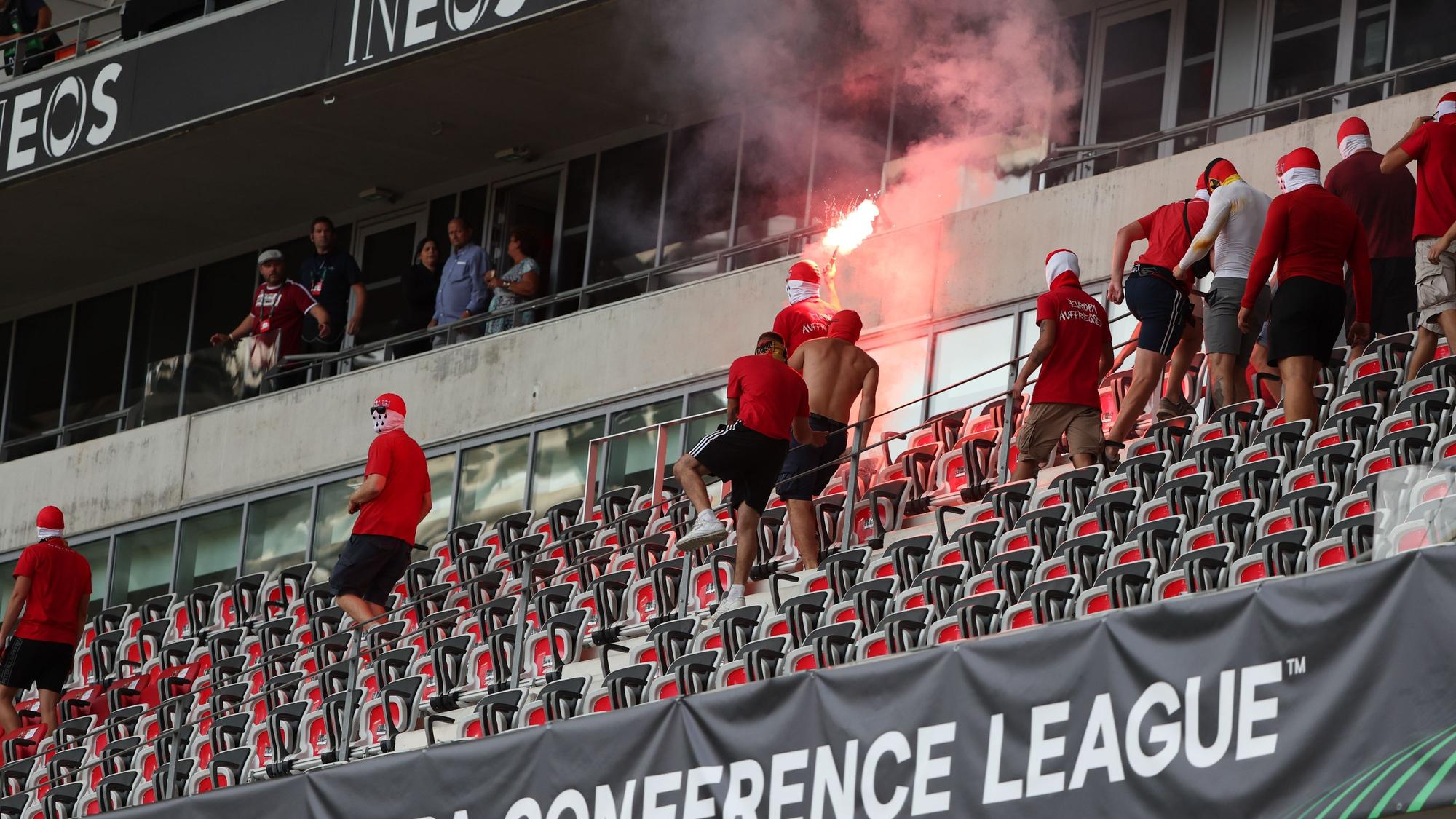 FC-Trainer Steffen Baumgart beobachtet die Krawalle in Nizza aus einer VIP-Loge.