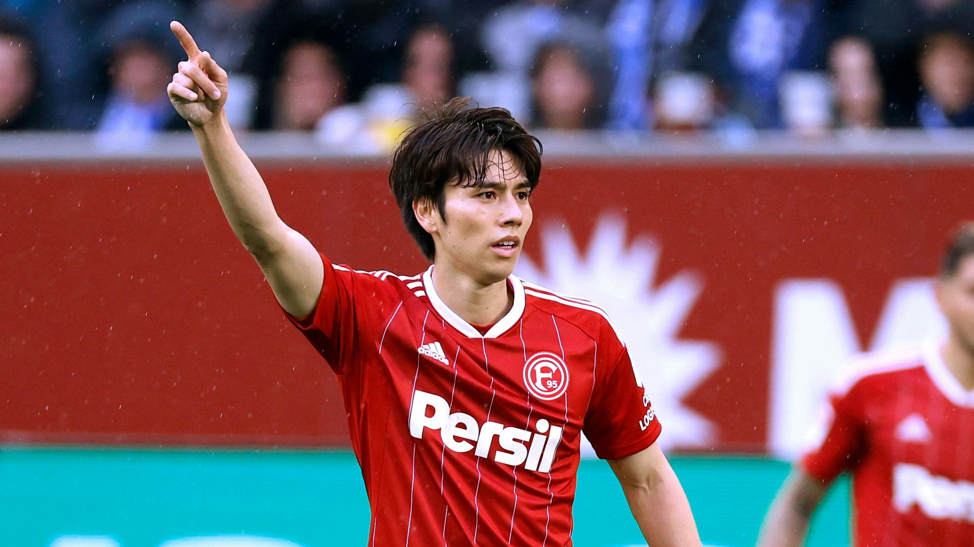 Ao Tanaka gestikuliert im Spiel gegen den HSV.