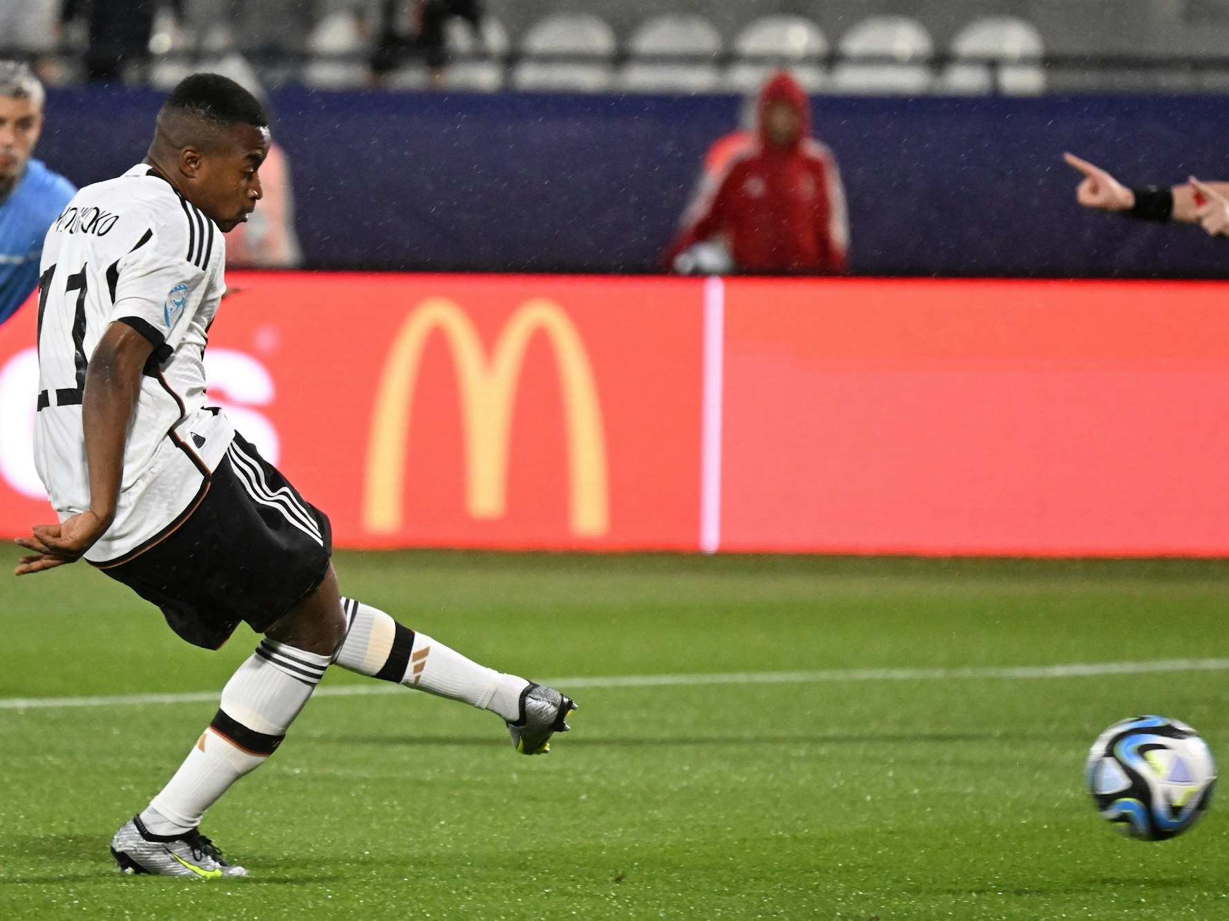 Deutschlands Youssoufa Moukoko schießt einen Elfmeter.