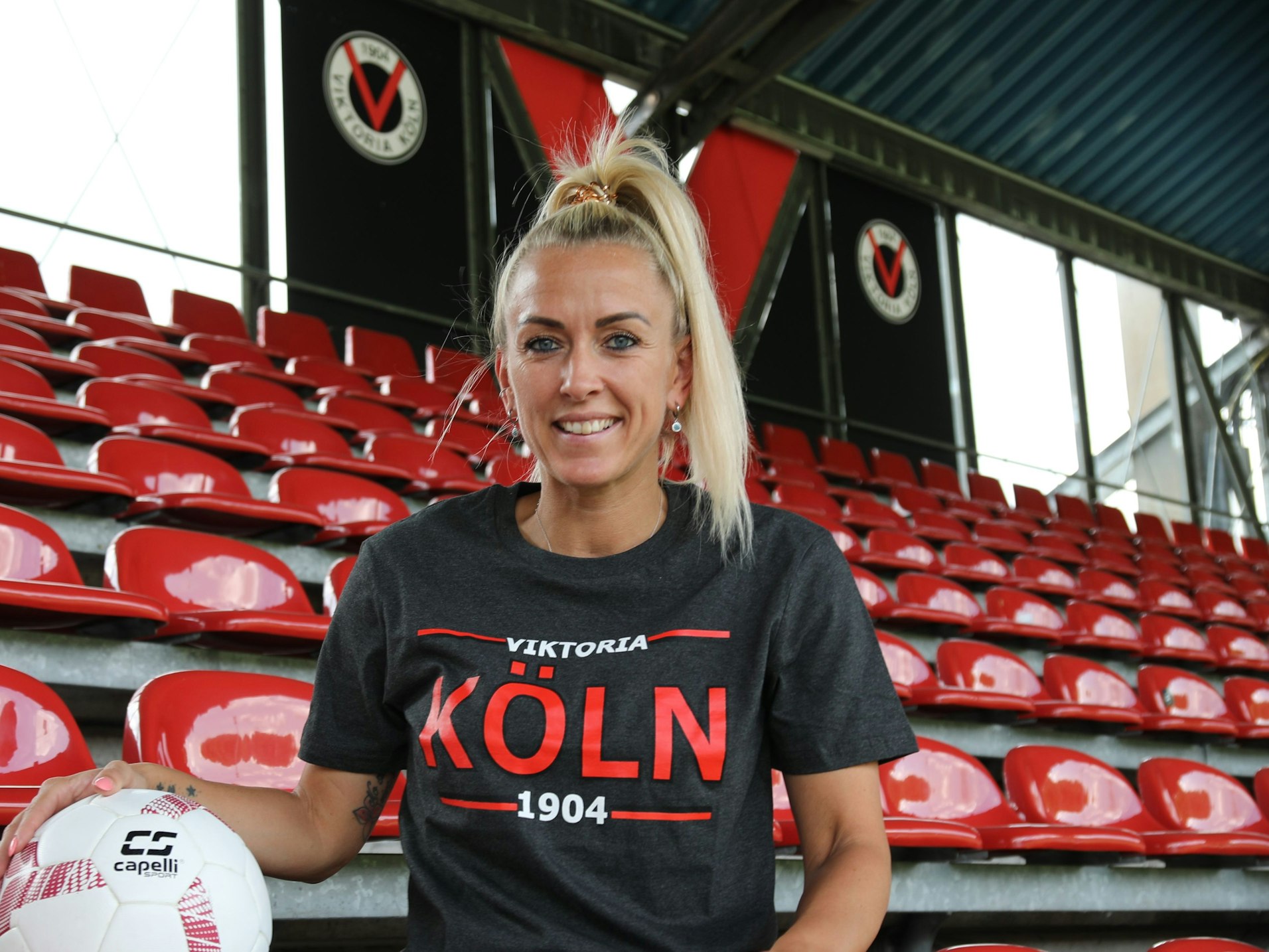 Mandy Islacker auf der Tribüne bei Viktoria Köln