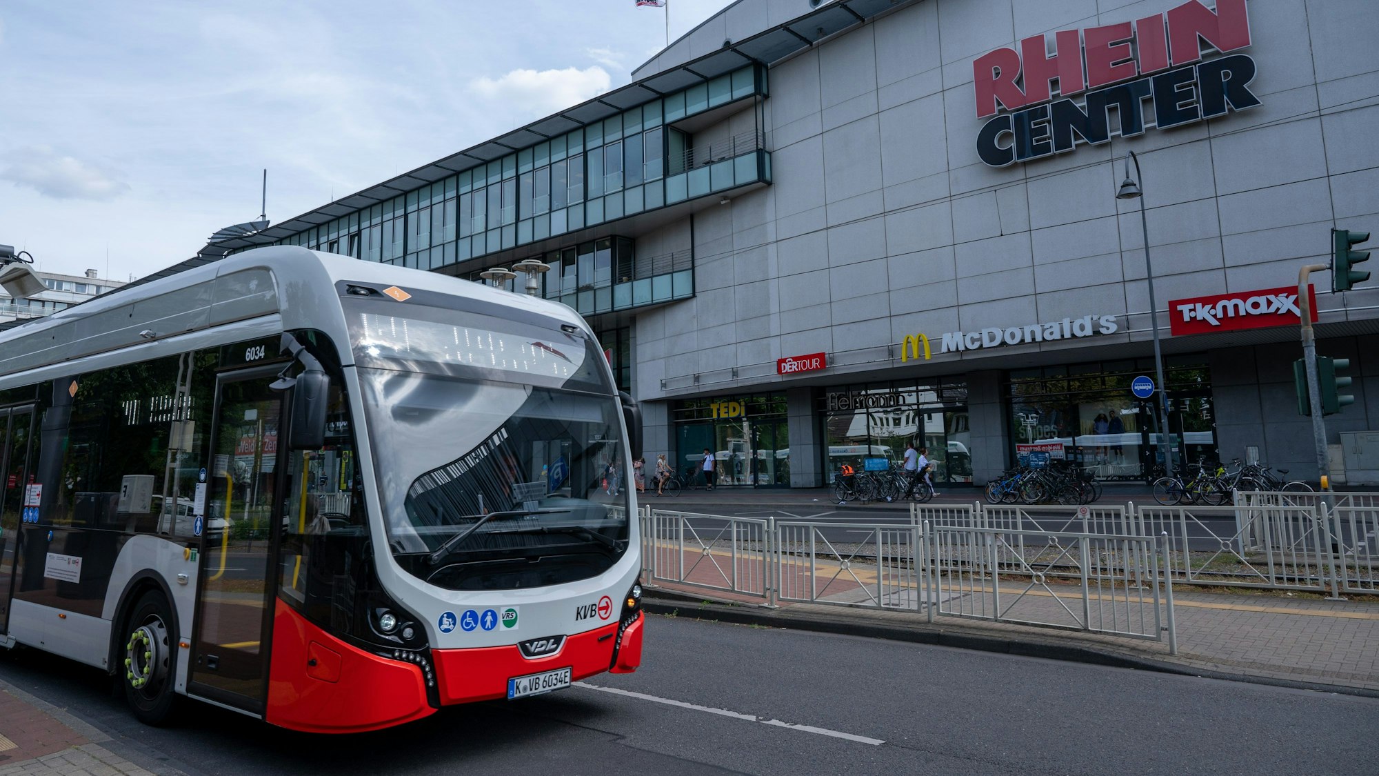 Ein KVB-Bus des niederländischen Herstellers VDL Bus & Coach (Archivbild): Bald sollen neue E-Busse durch die Stadt rollen, diesmal aus Spanien.