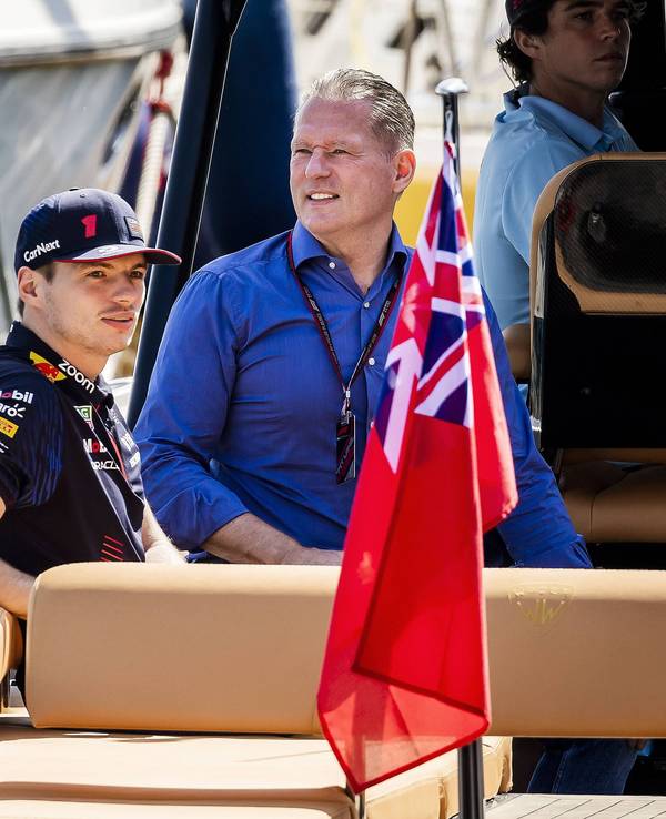 Max und Jos Verstappen kommen auf einem Boot zum Freien Training in Monaco.