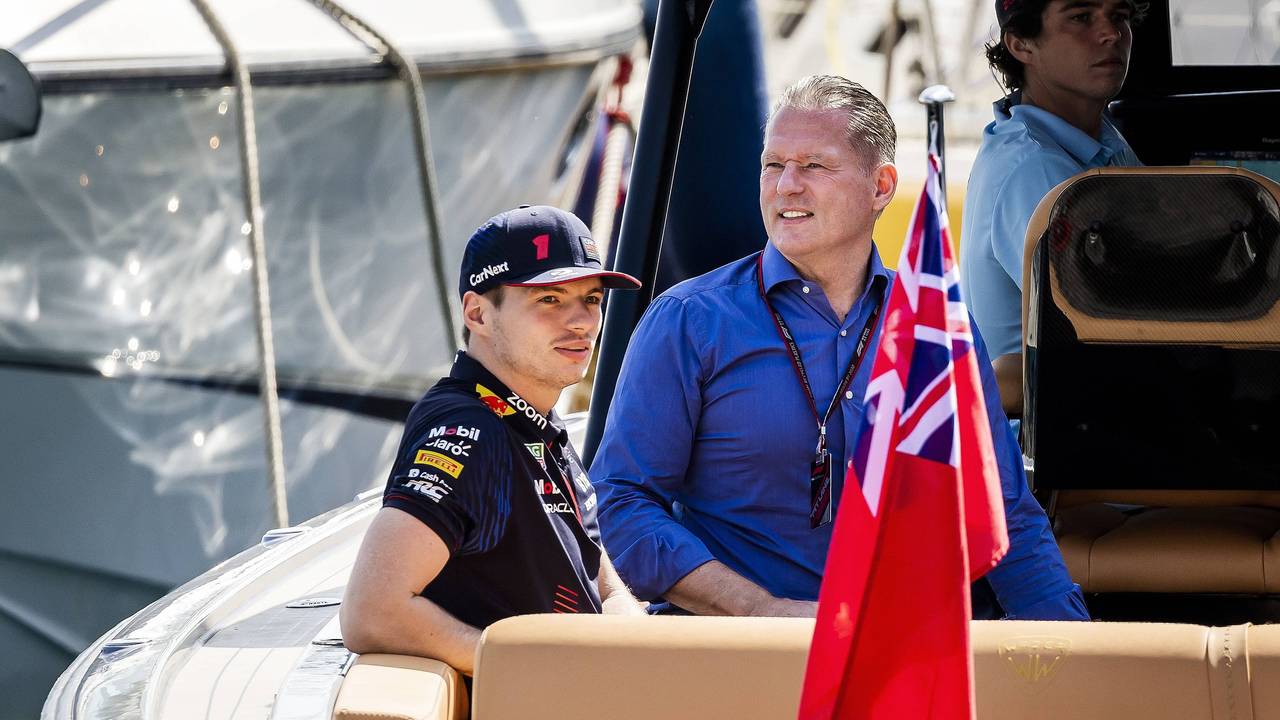 Max und Jos Verstappen kommen auf einem Boot zum Freien Training in Monaco.