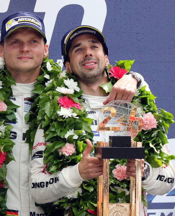 Neel Jani steht mit Romain Dumas und Marc Lieb in Le Mans auf dem Siegertreppchen.