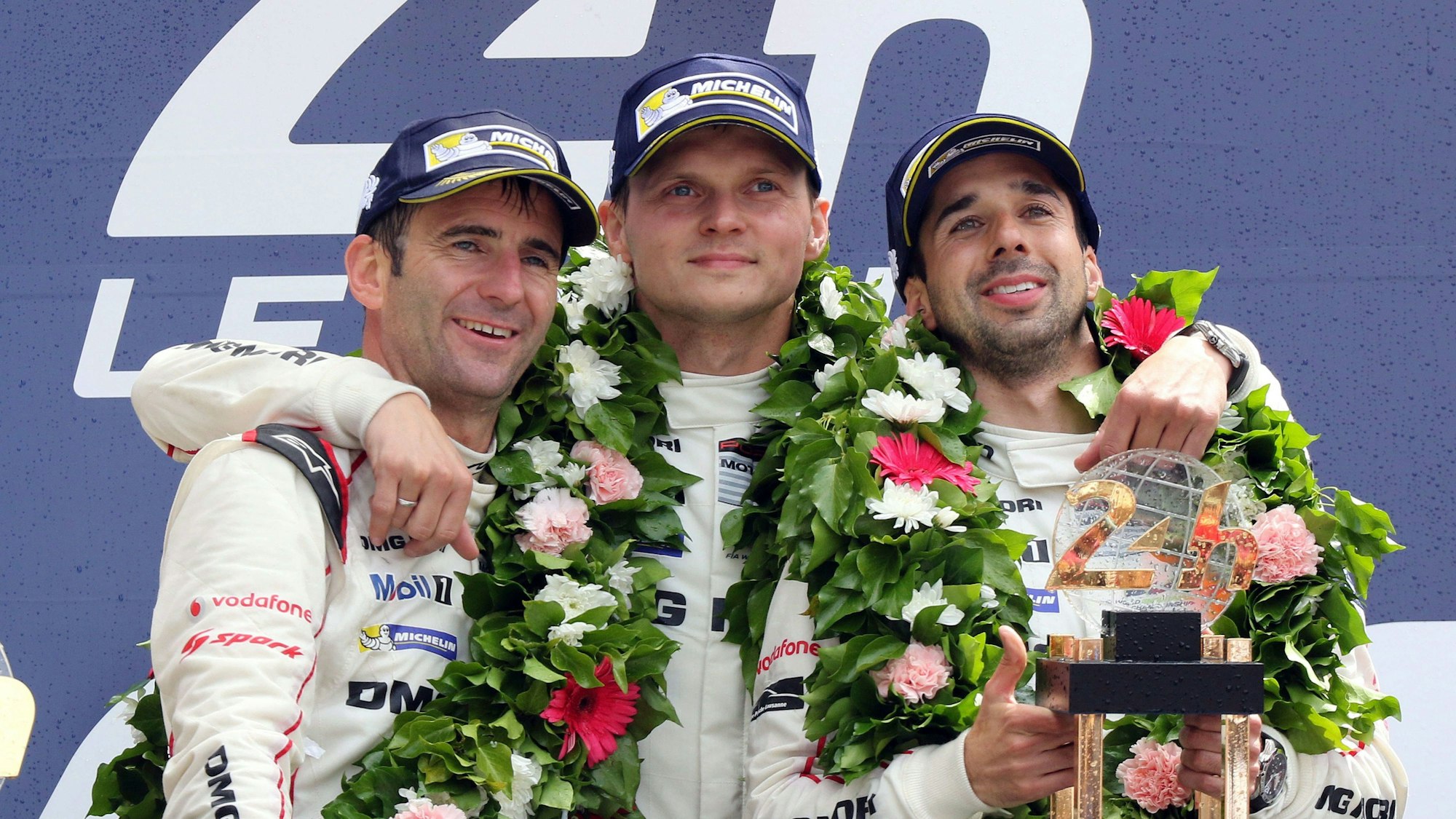 Neel Jani steht mit Romain Dumas und Marc Lieb in Le Mans auf dem Siegertreppchen.