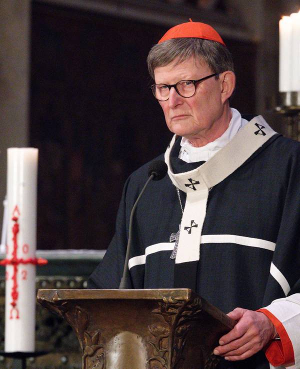 Kardinal Woelki schaut grimmig während eines Gottesdienstes.
