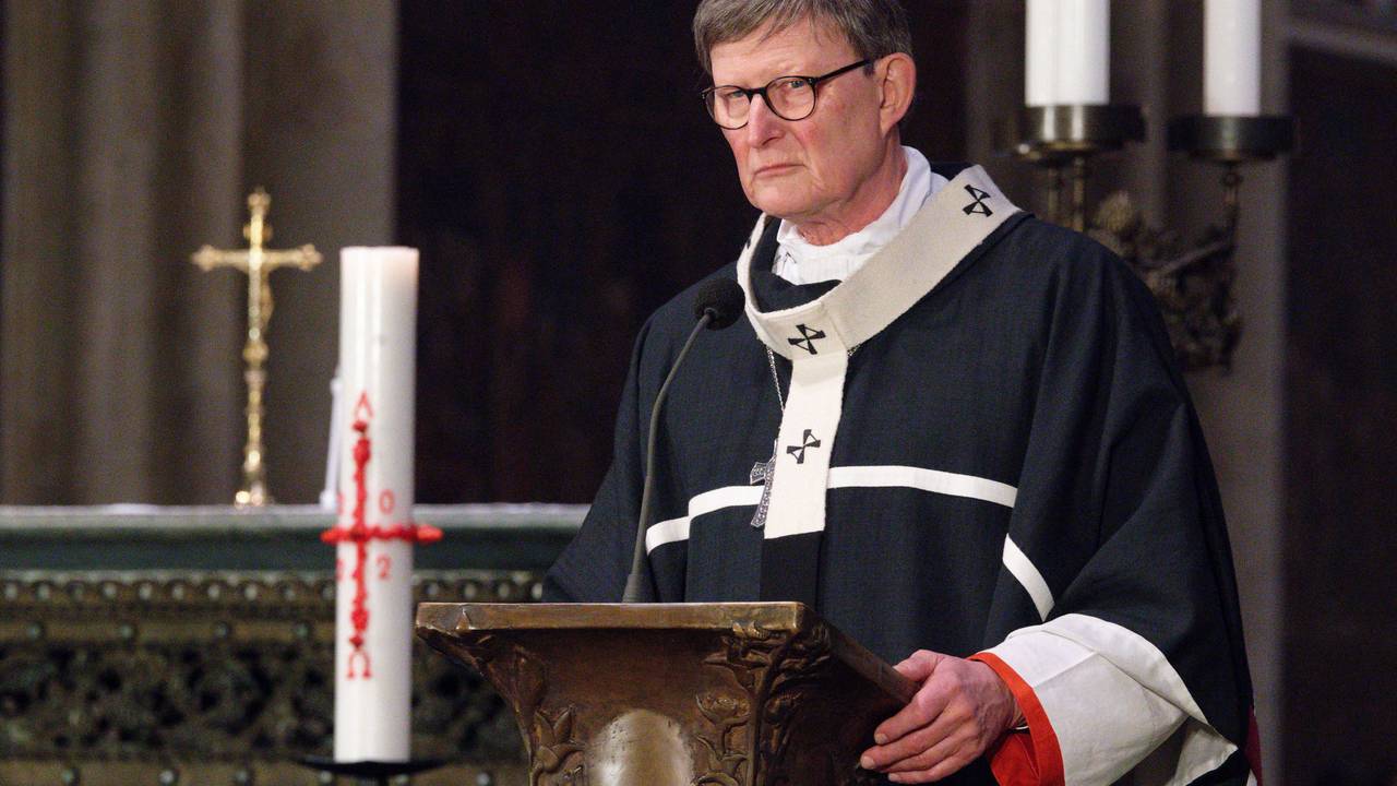 Kardinal Woelki schaut grimmig während eines Gottesdienstes.