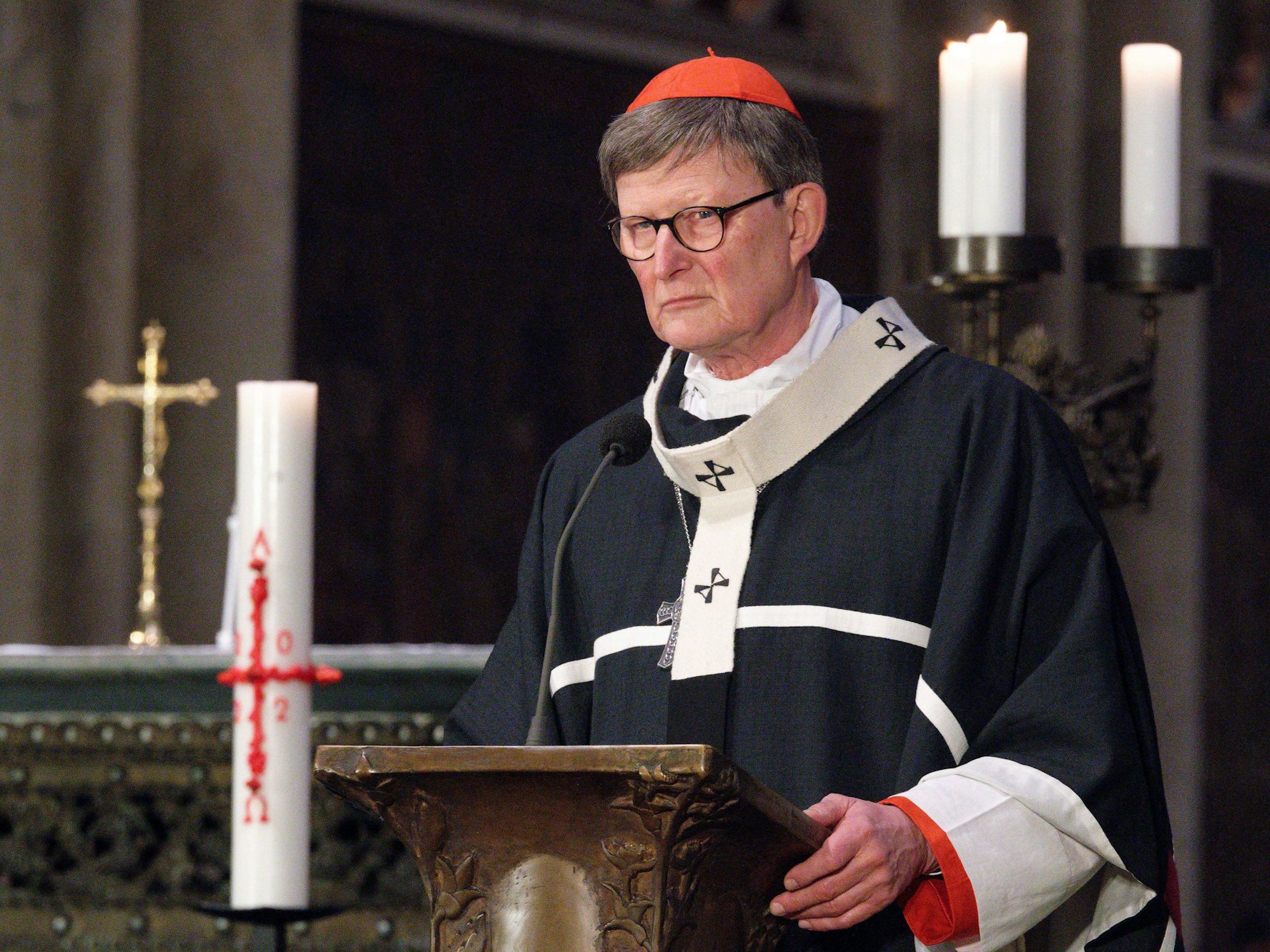 Kardinal Woelki schaut grimmig während eines Gottesdienstes.