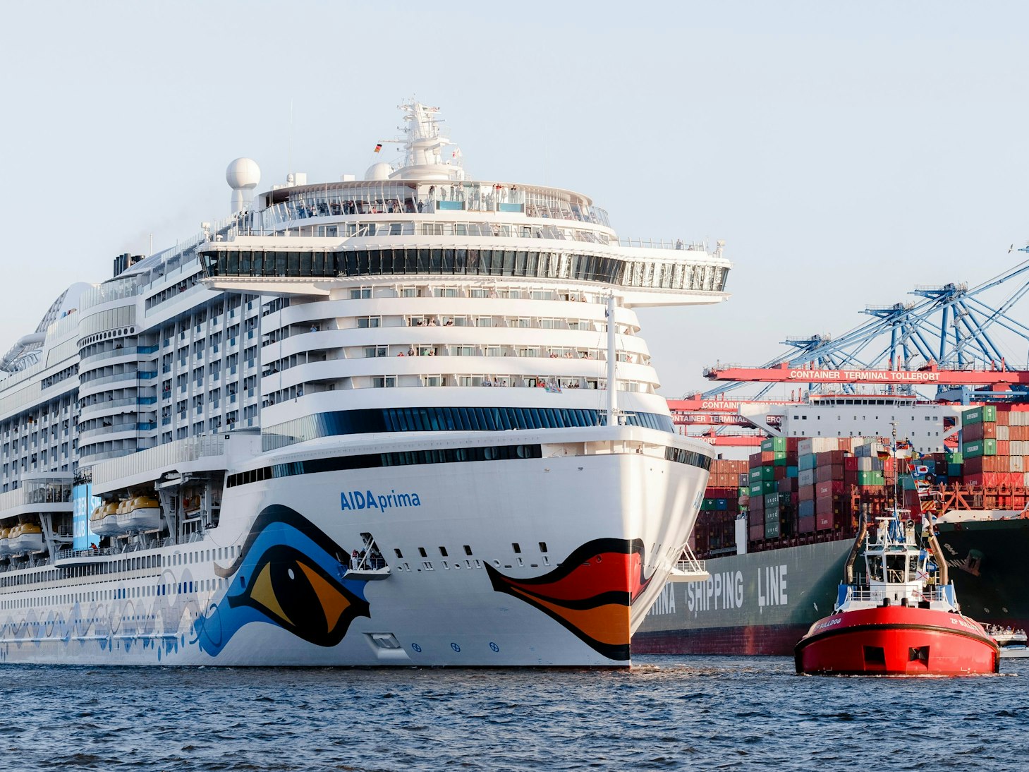 Das Kreuzfahrtschiff „Aida Prima“ fährt in Hamburg ein.