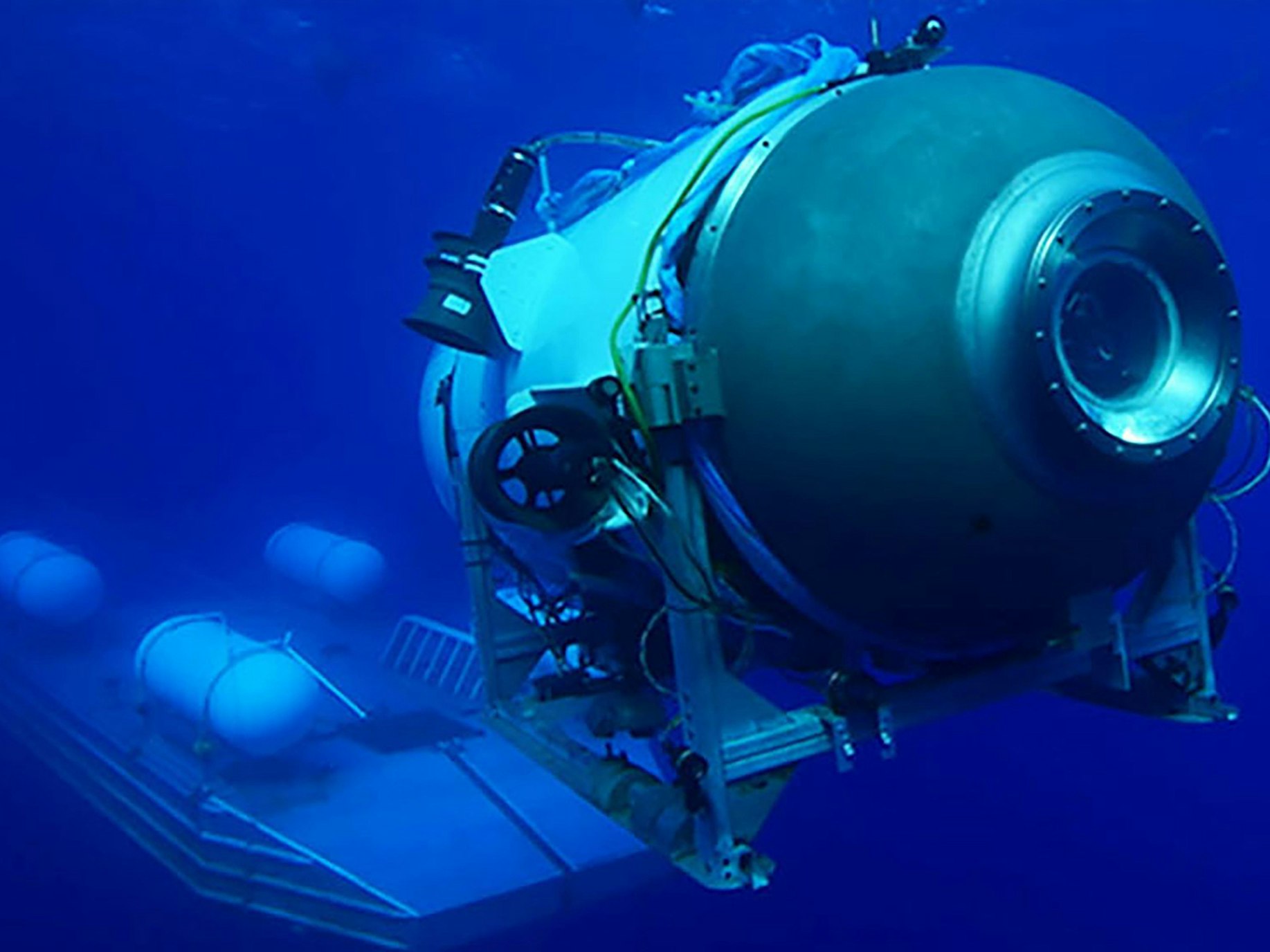 Dieses undatierte, von OceanGate Expeditions herausgegebene Foto zeigt das Tauchboot „Titan“, das von seiner Plattform aus startet. Das Gefährt wird seit Sonntagvormittag (18.06.2023, Ortszeit) vermisst