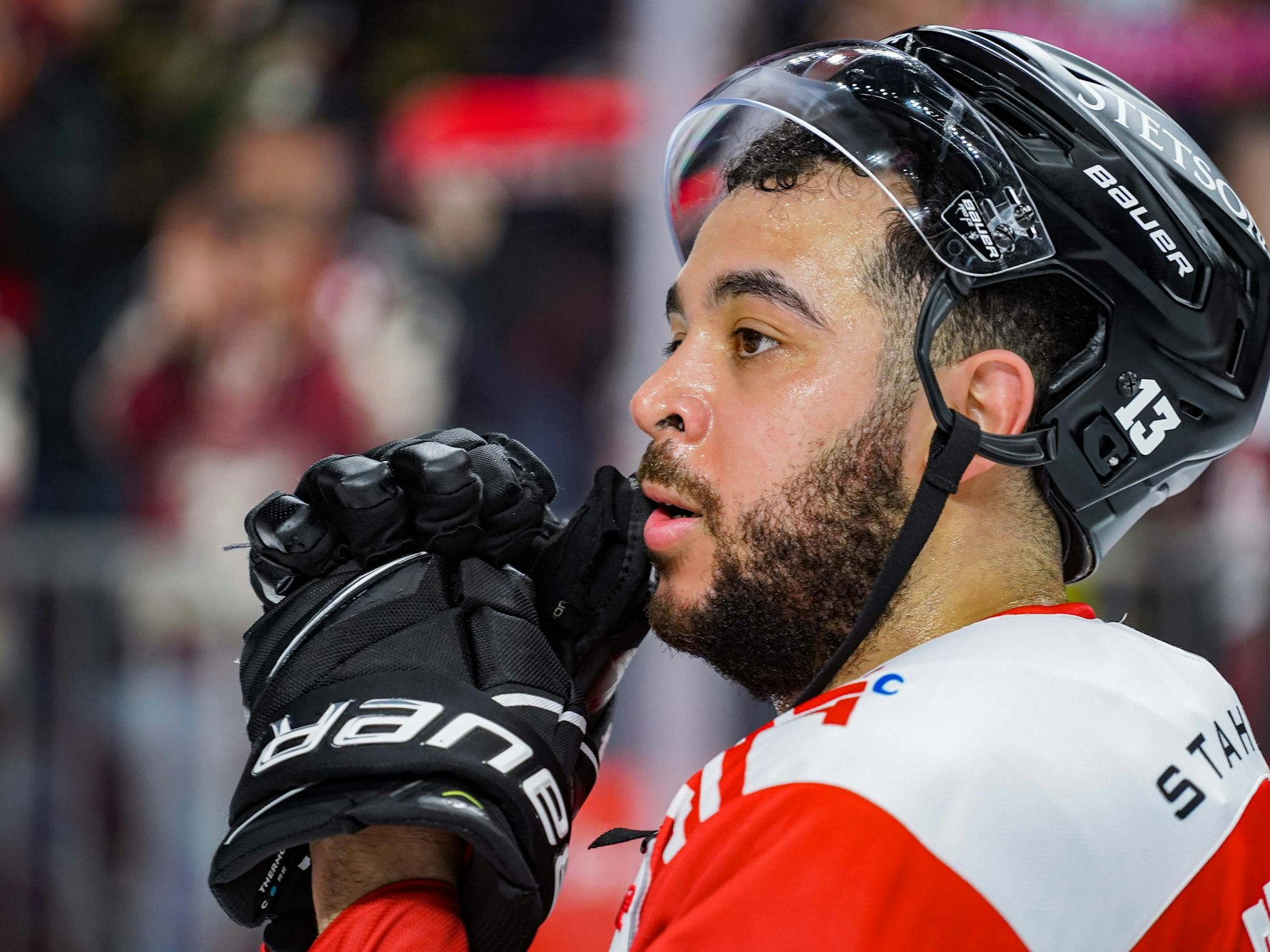 Trauriger Blick nach dem Ausscheiden bei Eishockey-Profi Nick Baptiste (Kölner Haie).