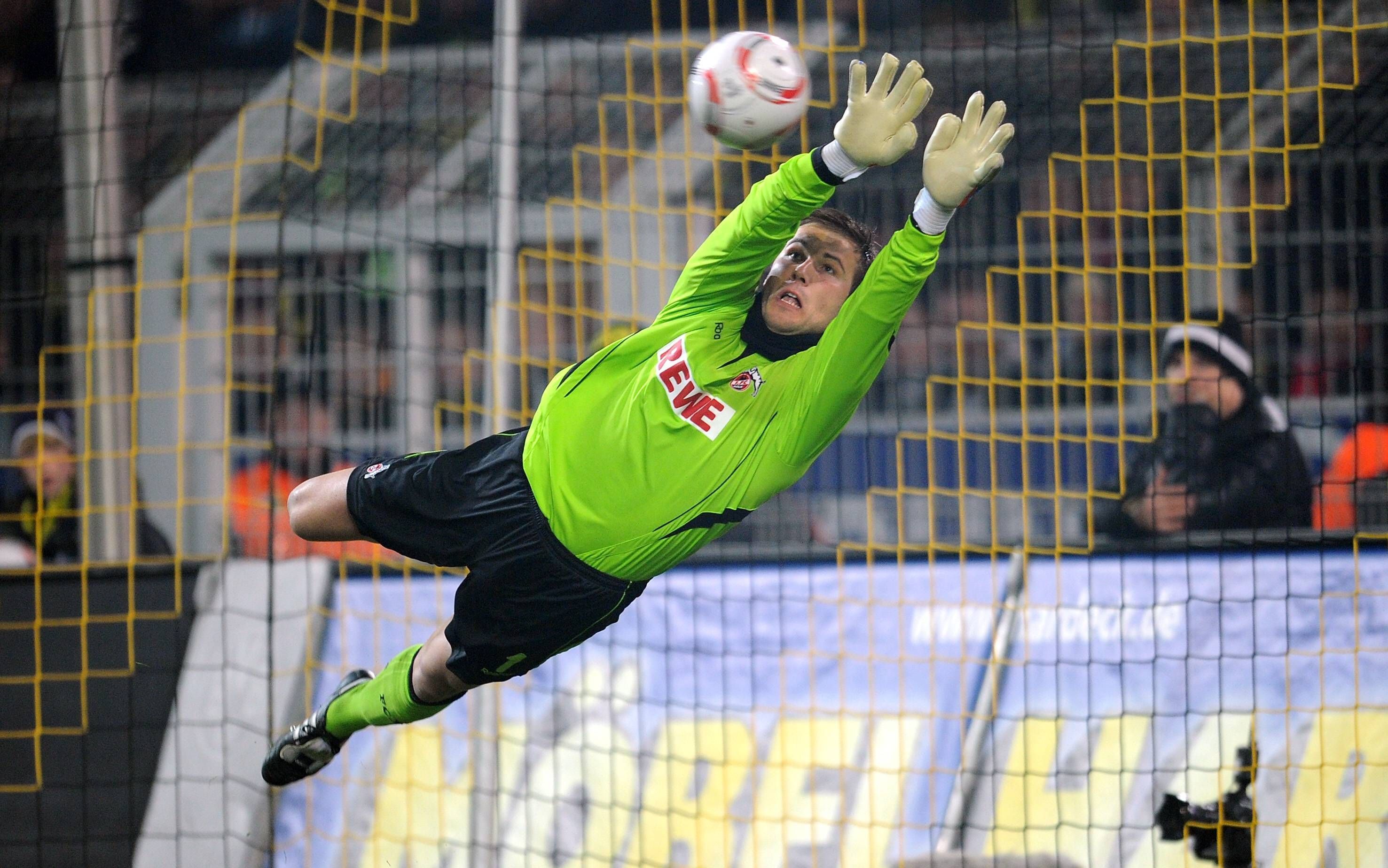 Michael Rensing parriert einen Ball.