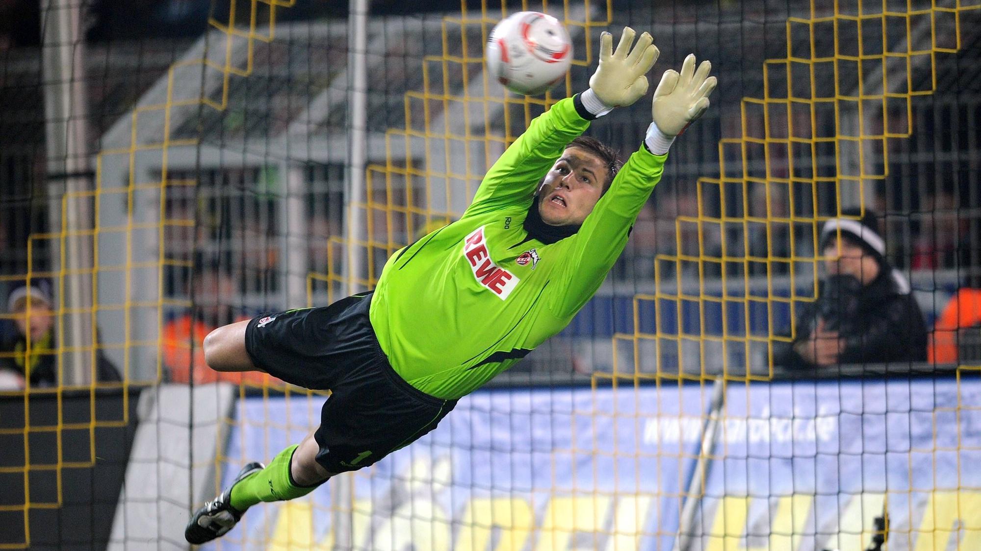 Michael Rensing parriert einen Ball.