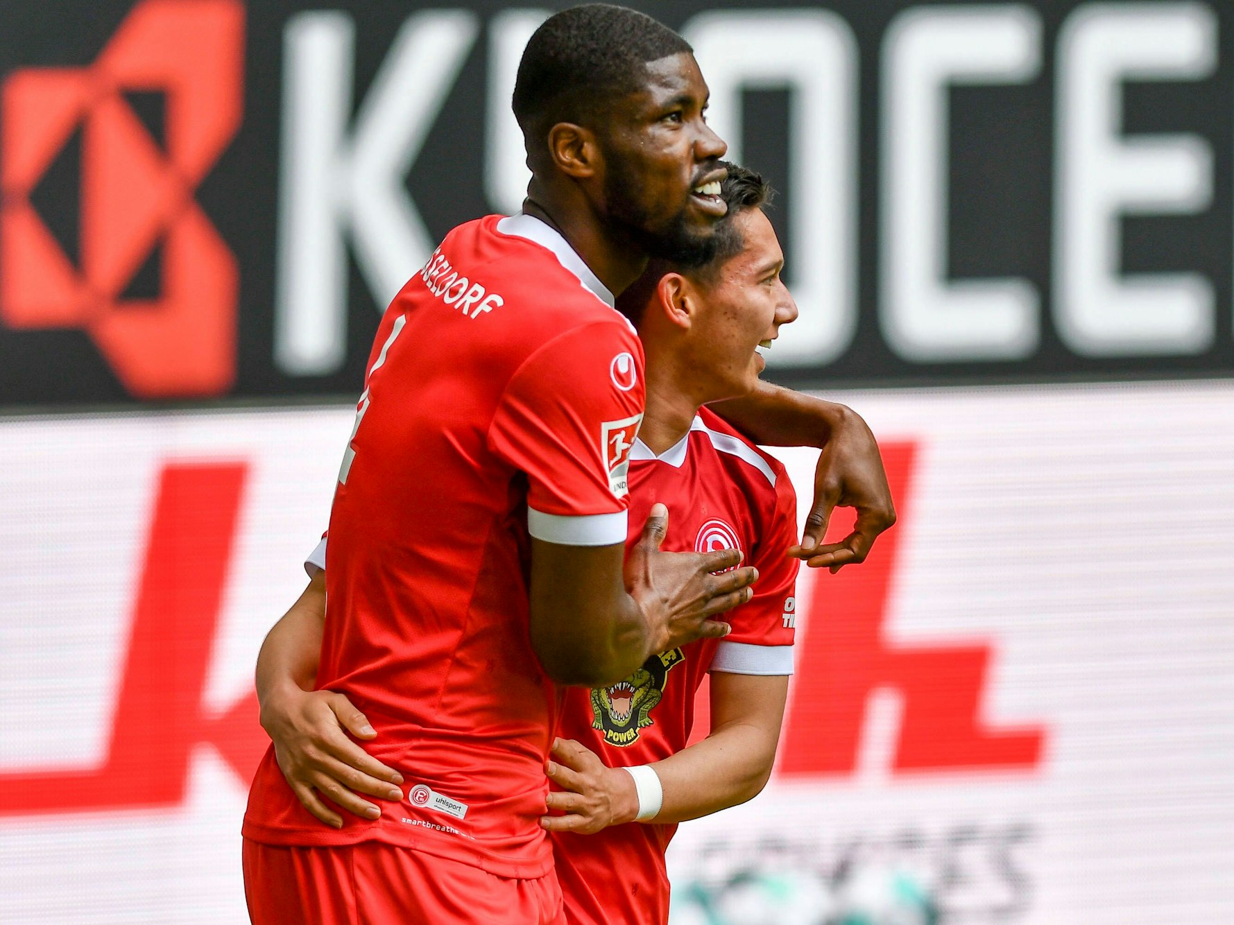 Kevin Danso und Shinta Appelkamp jubeln im Spiel gegen Erzgebirge Aue.