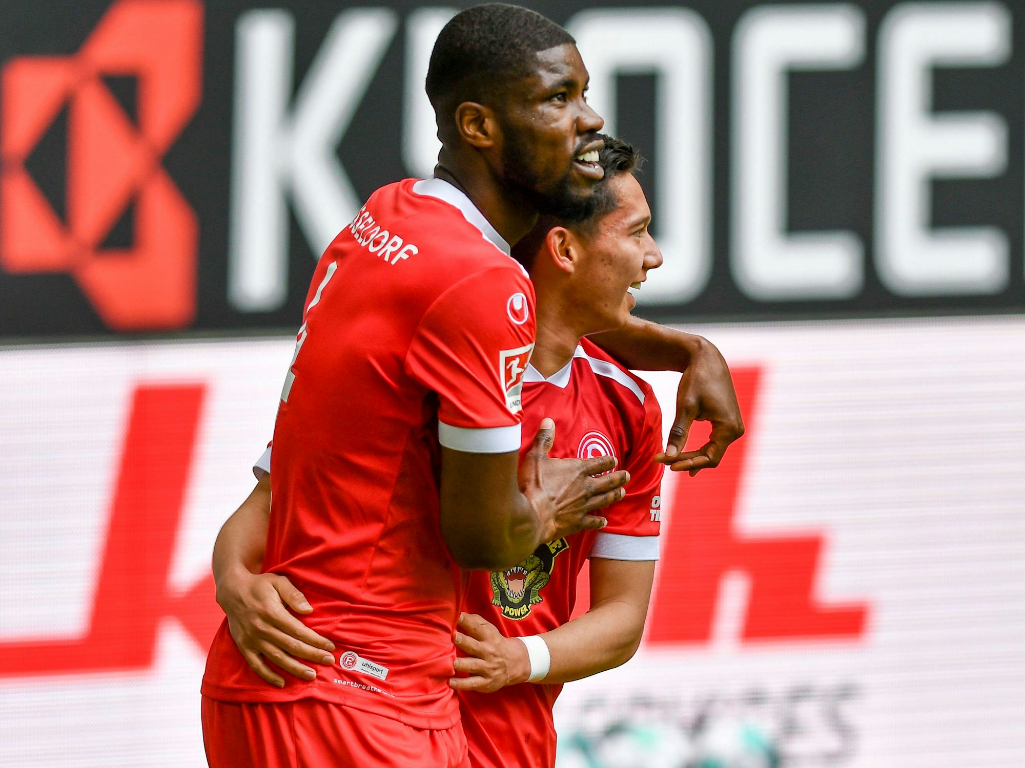 Kevin Danso und Shinta Appelkamp jubeln im Spiel gegen Erzgebirge Aue.