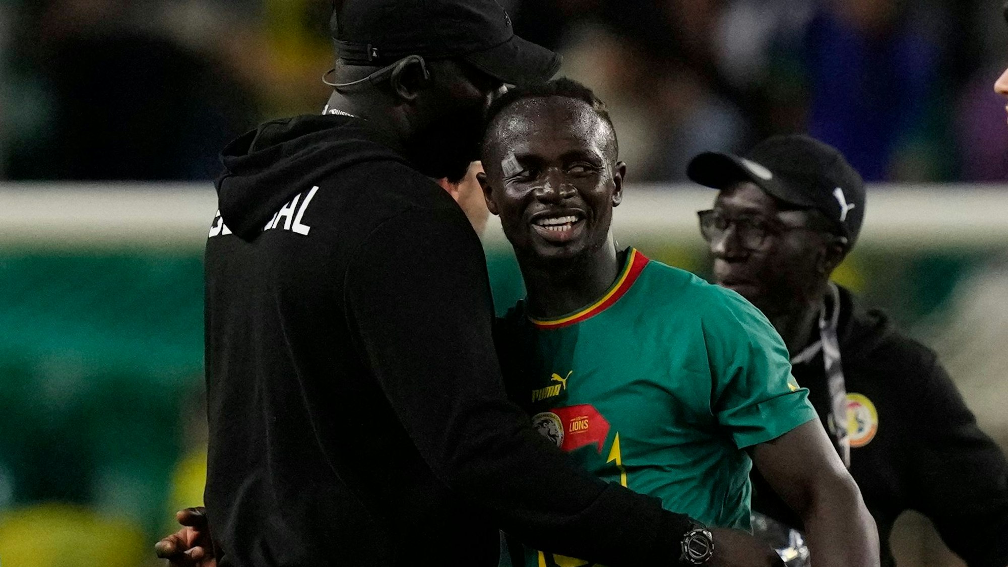 Sadio Mané lacht im Trikot der senegalesischen Nationalmannschaft.