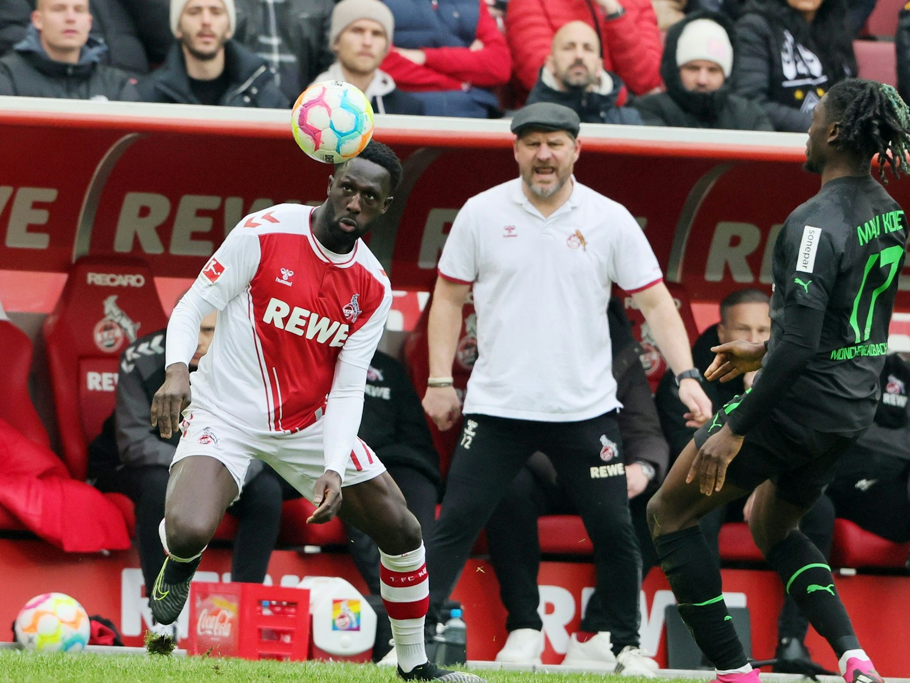 Kingsley Schindler kämpft um den Ball.