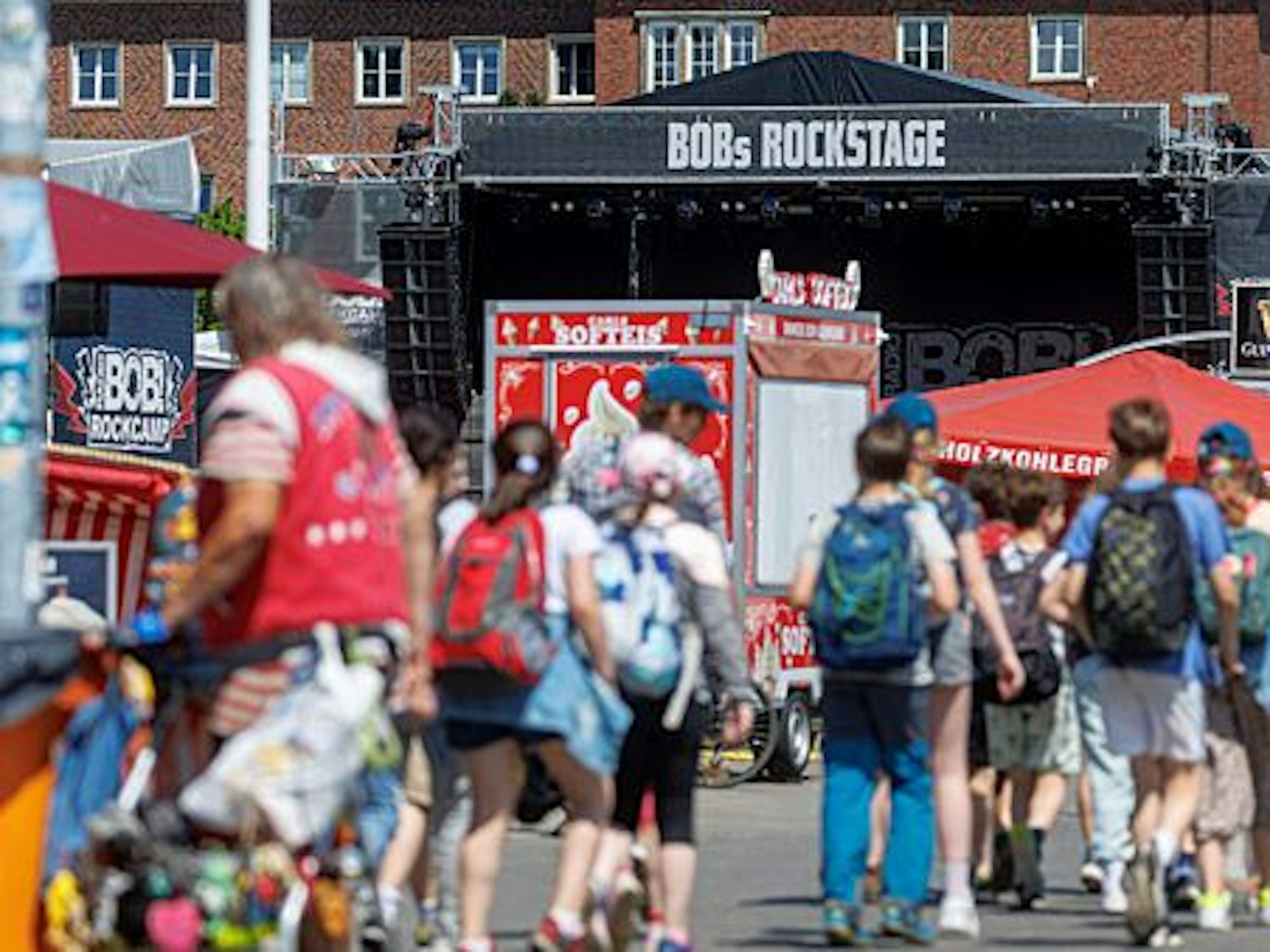 Die Kieler Woche 2023 mit Buden und einer Bühne.