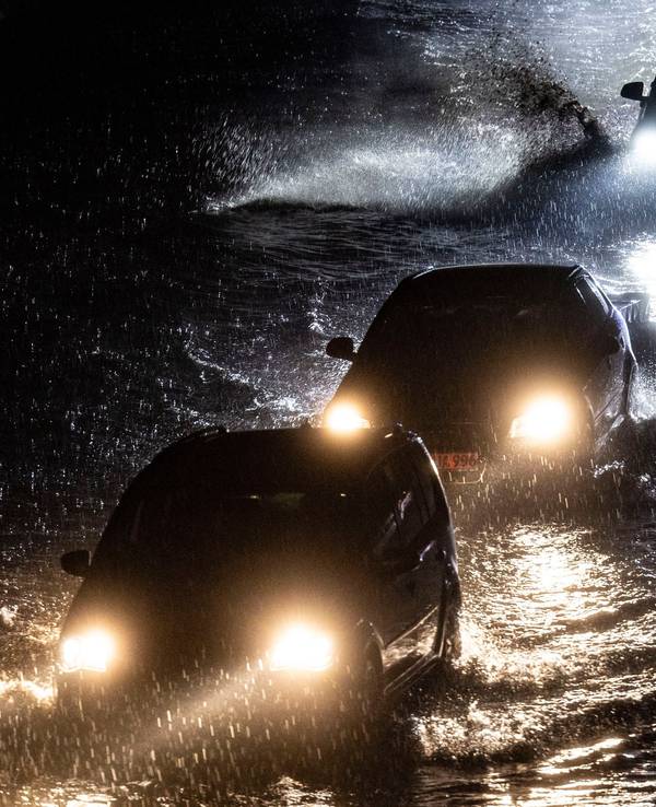 Teilabschnitte der Autobahn A59 in Duisburg sind am Donnerstagabend (22. Juni) nach stundenlangen Regenfällen überschwemmt, Autos fahren durch die Wassermassen. Mit teils heftigen Regenfällen und Gewittern hat ein Unwetter Nordrhein-Westfalen am Donnerstag erreicht.