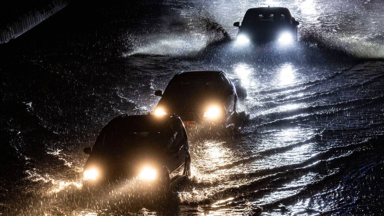 Teilabschnitte der Autobahn A59 in Duisburg sind am Donnerstagabend (22. Juni) nach stundenlangen Regenfällen überschwemmt, Autos fahren durch die Wassermassen. Mit teils heftigen Regenfällen und Gewittern hat ein Unwetter Nordrhein-Westfalen am Donnerstag erreicht.