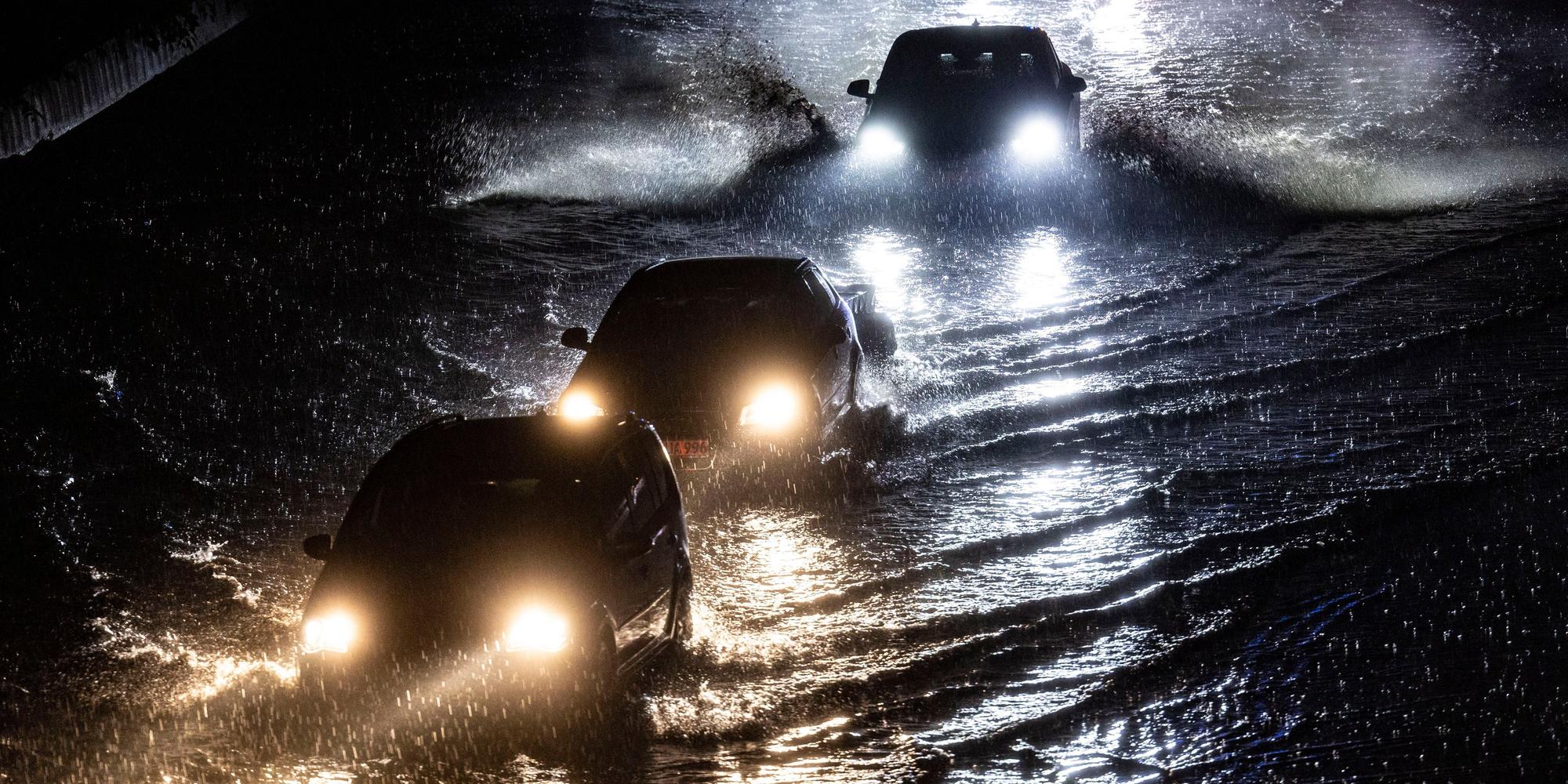 Teilabschnitte der Autobahn A59 in Duisburg sind am Donnerstagabend (22. Juni) nach stundenlangen Regenfällen überschwemmt, Autos fahren durch die Wassermassen. Mit teils heftigen Regenfällen und Gewittern hat ein Unwetter Nordrhein-Westfalen am Donnerstag erreicht.