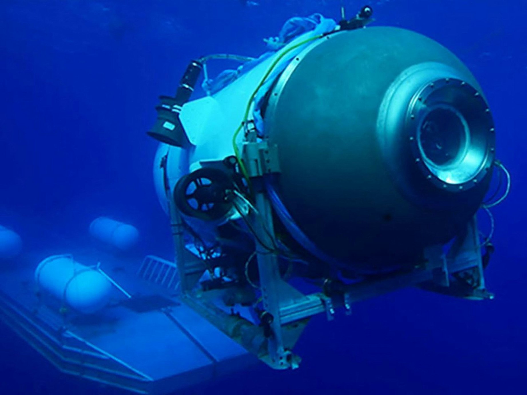 Dieses undatierte von OceanGate Expeditions herausgegebene Foto zeigt das Tauchboot „Titan“, das von seiner Plattform aus startet.