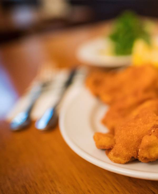 Zwei Wiener Schnitzel auf einem Teller.