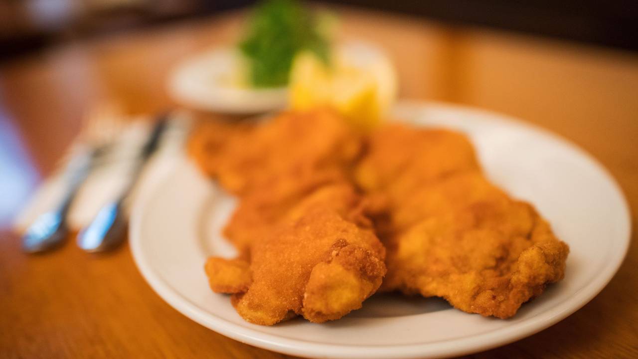 Zwei Wiener Schnitzel auf einem Teller.