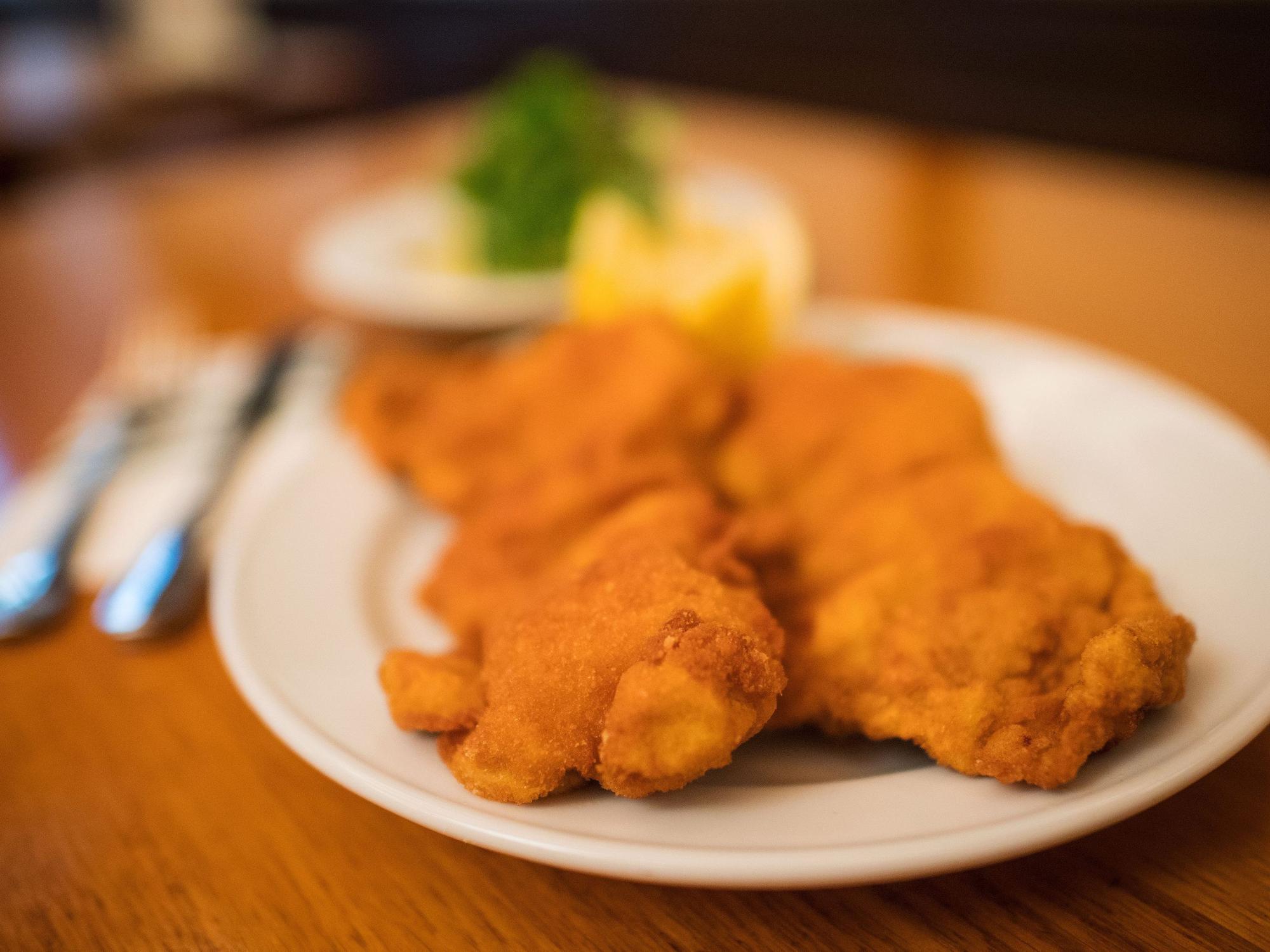Zwei Wiener Schnitzel auf einem Teller.