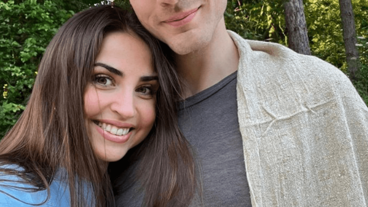 Ekaterina Leonova und Timon Krause lachen in die Kamera