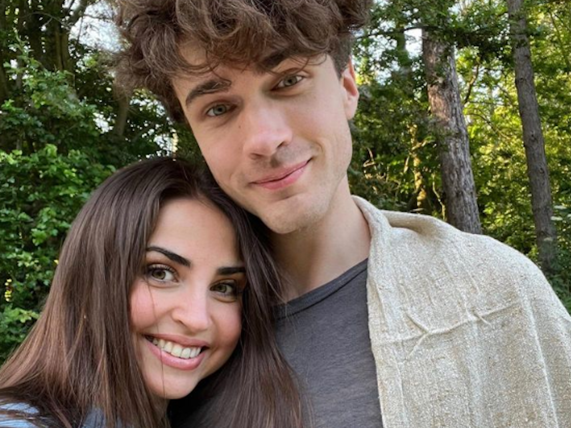 Ekaterina Leonova und Timon Krause lachen in die Kamera