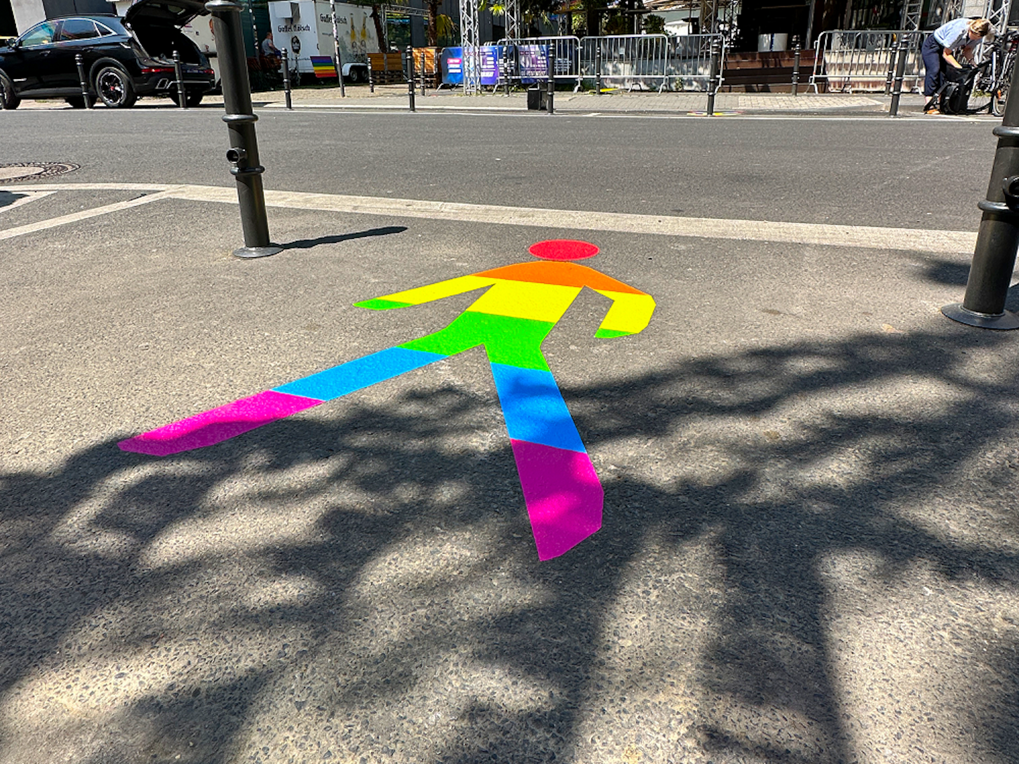 Die Figuren-Piktogramme in Regenbogenfarben wurden mit einer speziellen Klebefolie auf den Asphalt aufgebracht.