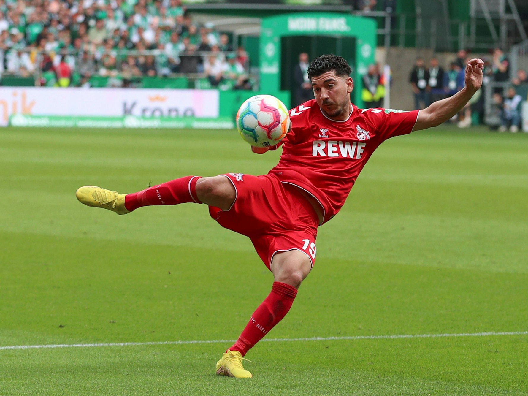 Dimitris Limnios schiesst den Ball aufs Tor.