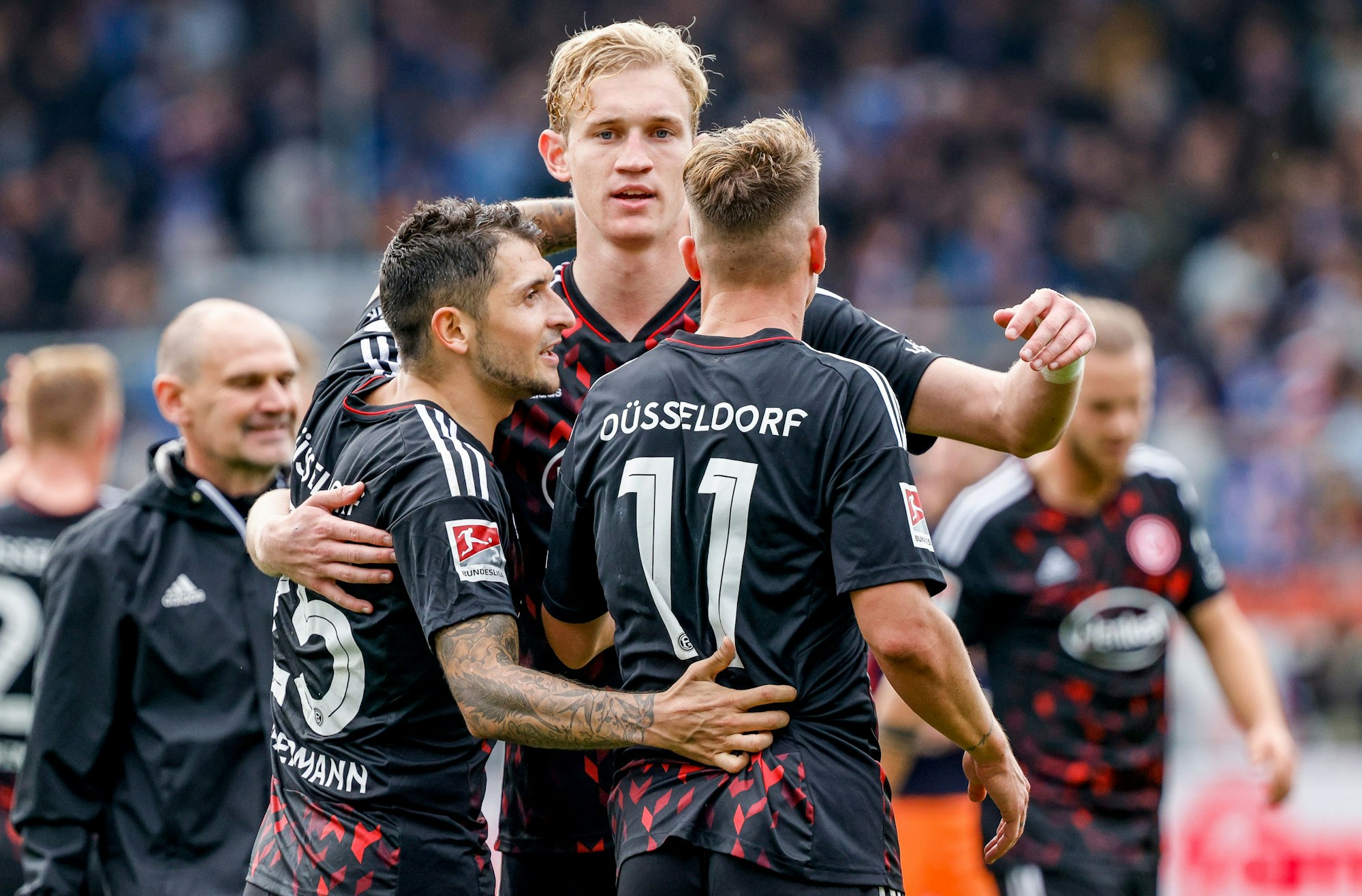 Düsseldorfs Matthias Zimmermann (l-r), Christoph Klarer und Felix Klaus feiern nach dem Abpfiff.