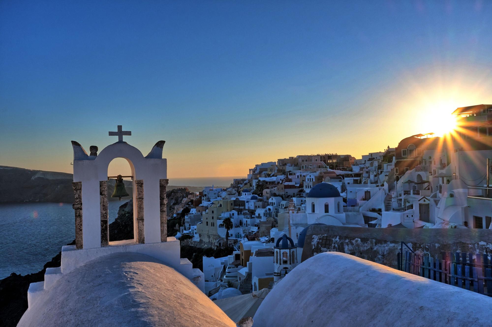 Sonnenuntergang über den Dächern von Mykonos.