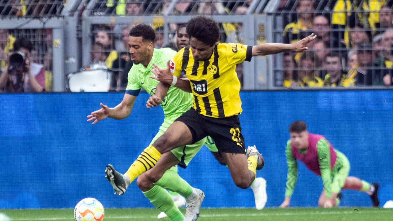Dortmunds Karim Adeyemi (r) und Felix Nmecha von Wolfsburg im Zweikampf um den Ball.