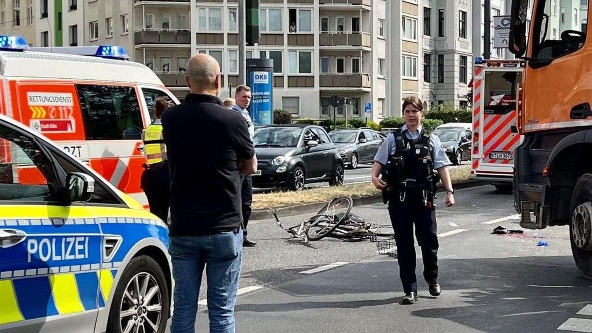Das Fahrrad liegt nach der Kollision mit einem Lkw beschädigt auf der Straße.