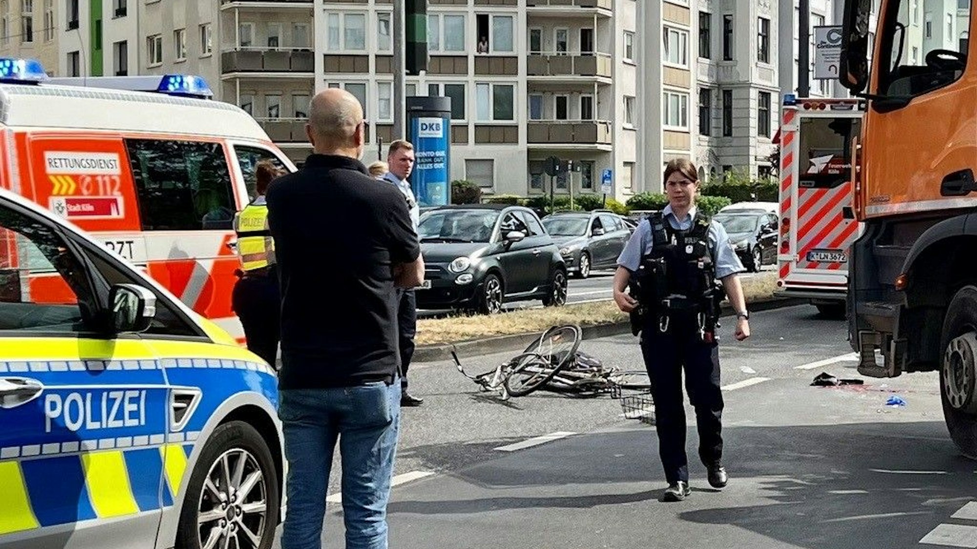Das Fahrrad liegt nach der Kollision mit einem Lkw beschädigt auf der Straße.