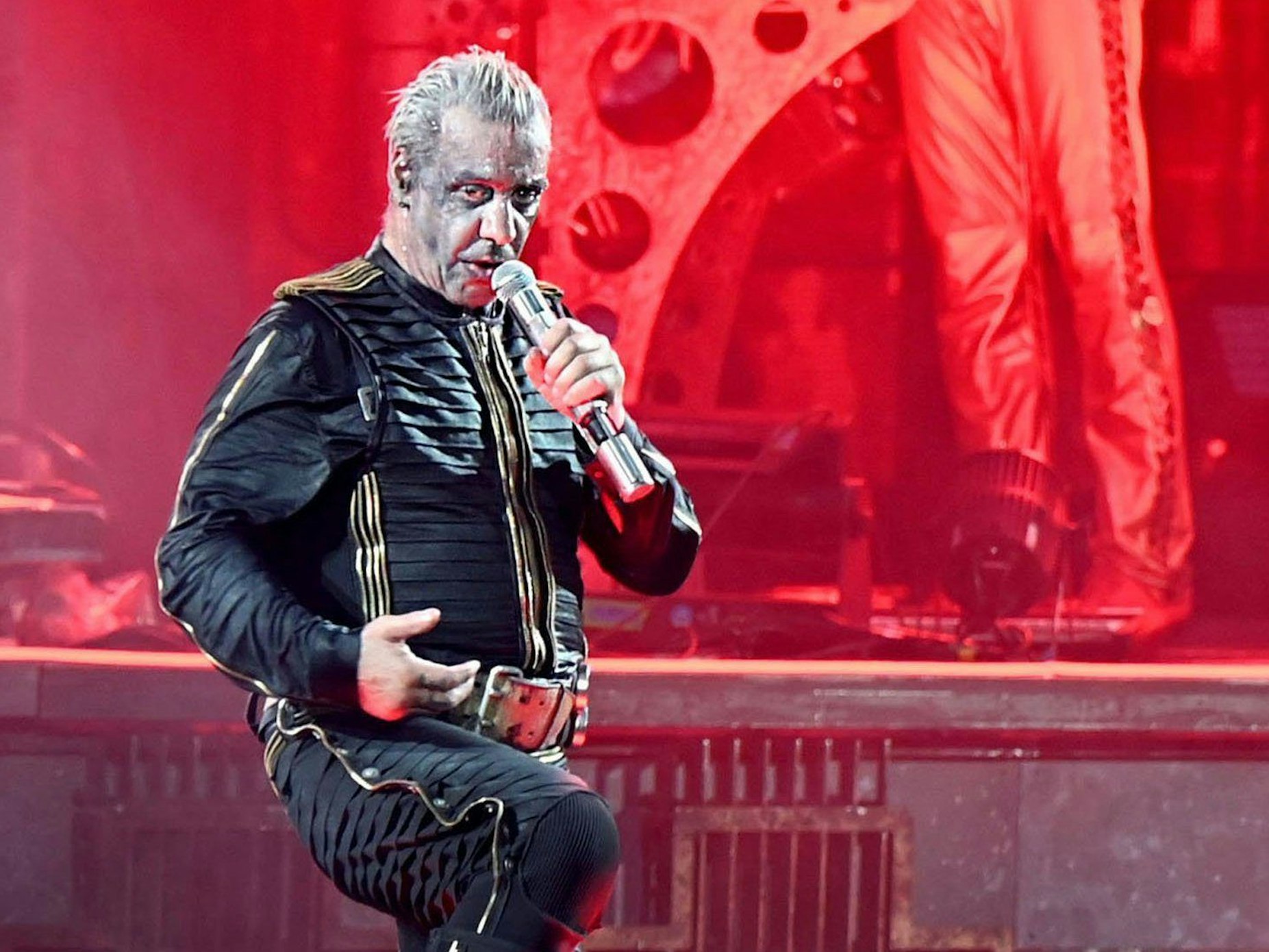Till Lindemann, Frontsänger der Band Rammstein, steht auf der Bühne.
