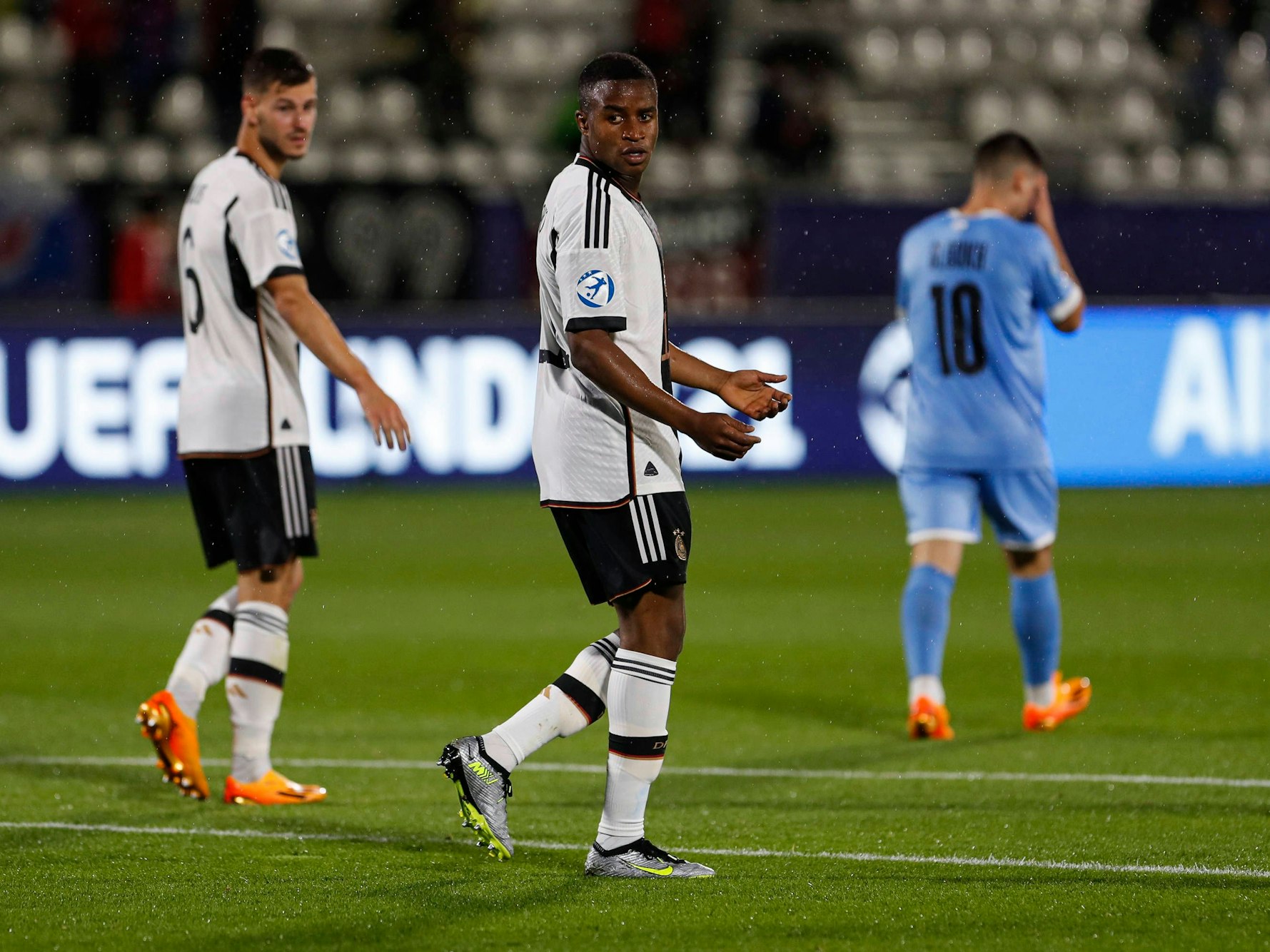 Youssoufa Moukoko gestikuliert während des Spiels der U21 gegen Israel.