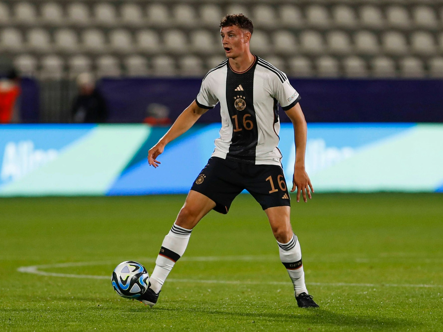 Eric Martel für die U21-Nationalmannschaft am Ball.