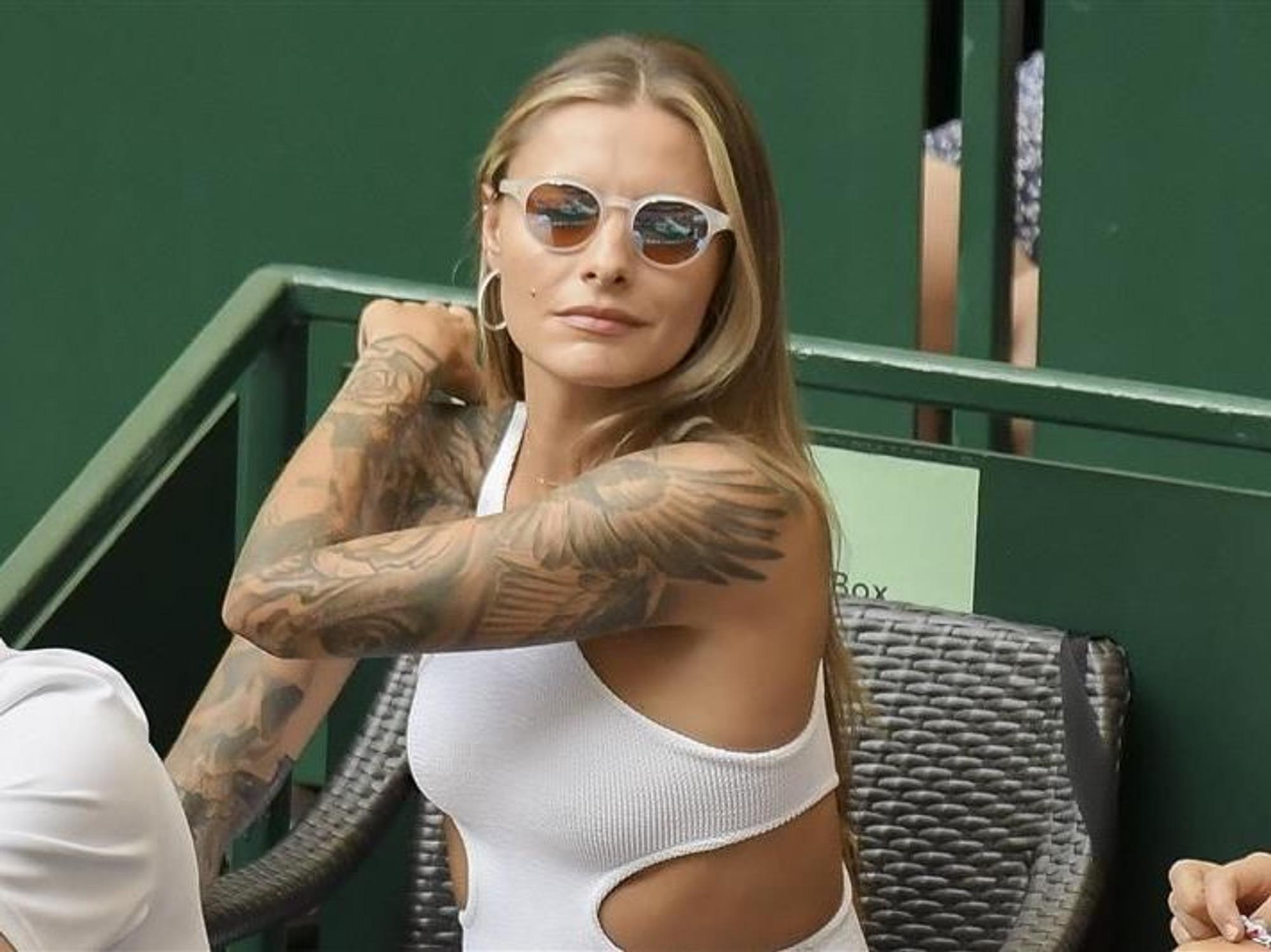 Sophia Thomalla schaut in die Ferne.