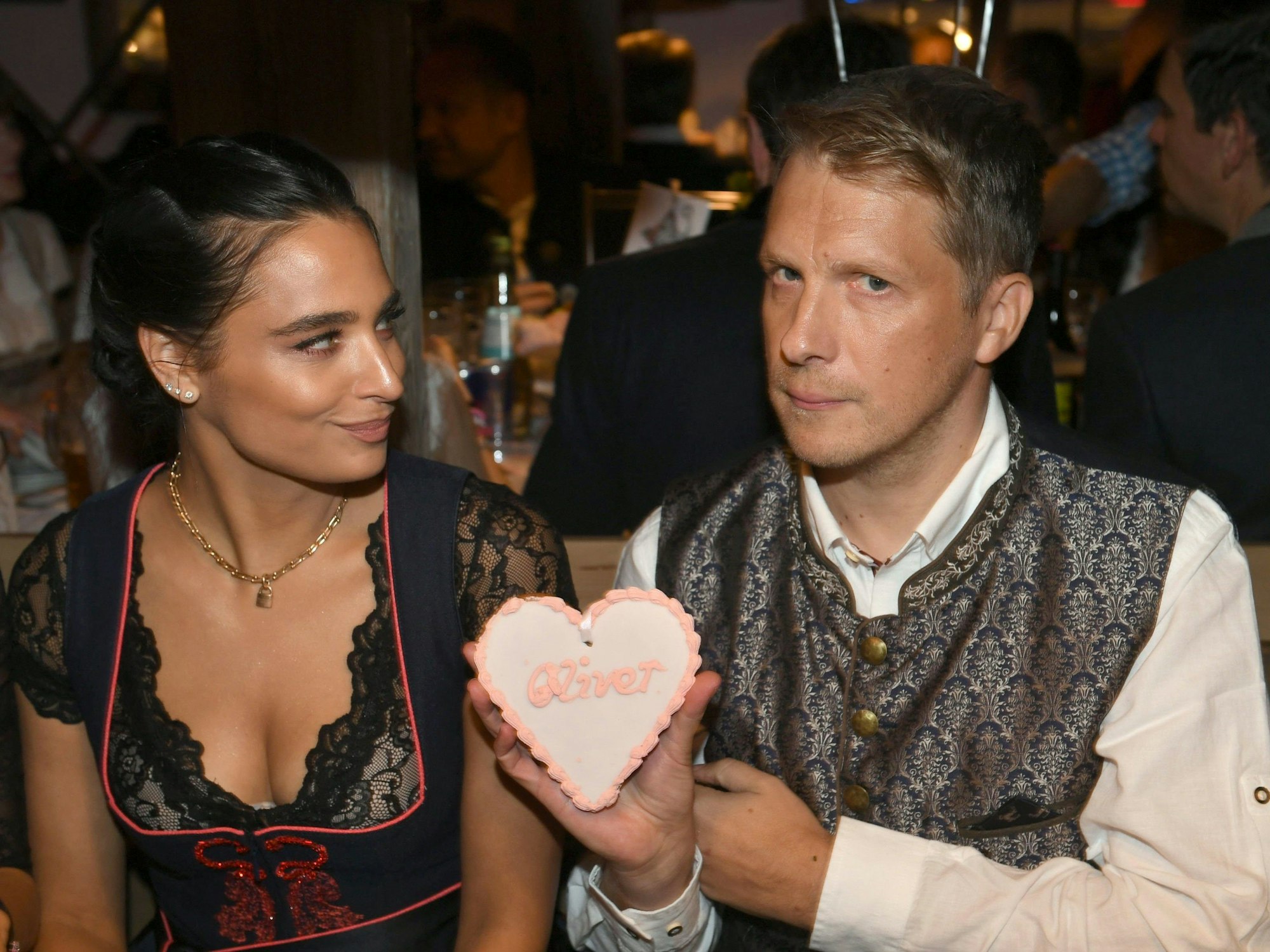 Der Comedian Oliver Pocher und seine Frau Amira feiern beim Almauftrieb" im Käfer-Zelt auf dem Oktoberfest.