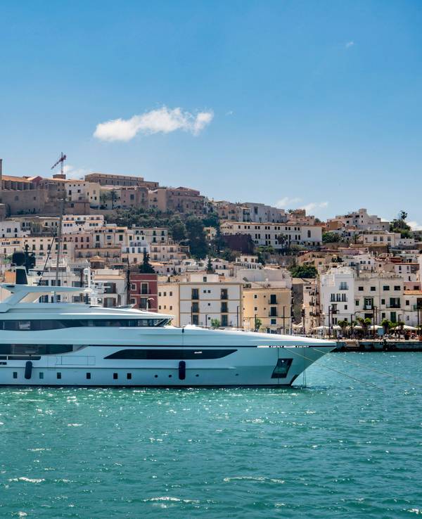 Eine luxuriöse Yacht ankert vor Ibiza.