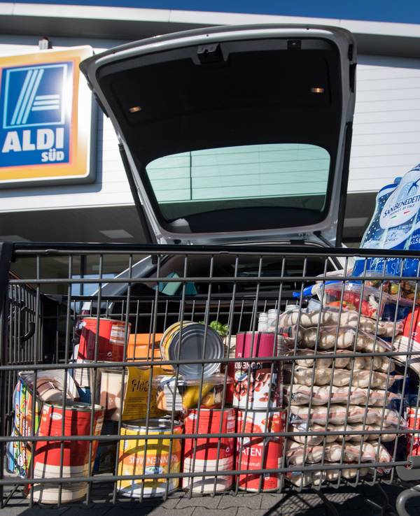 Vor einer Aldi-Filiale in Mülheim steht 2017 ein Einkaufswagen